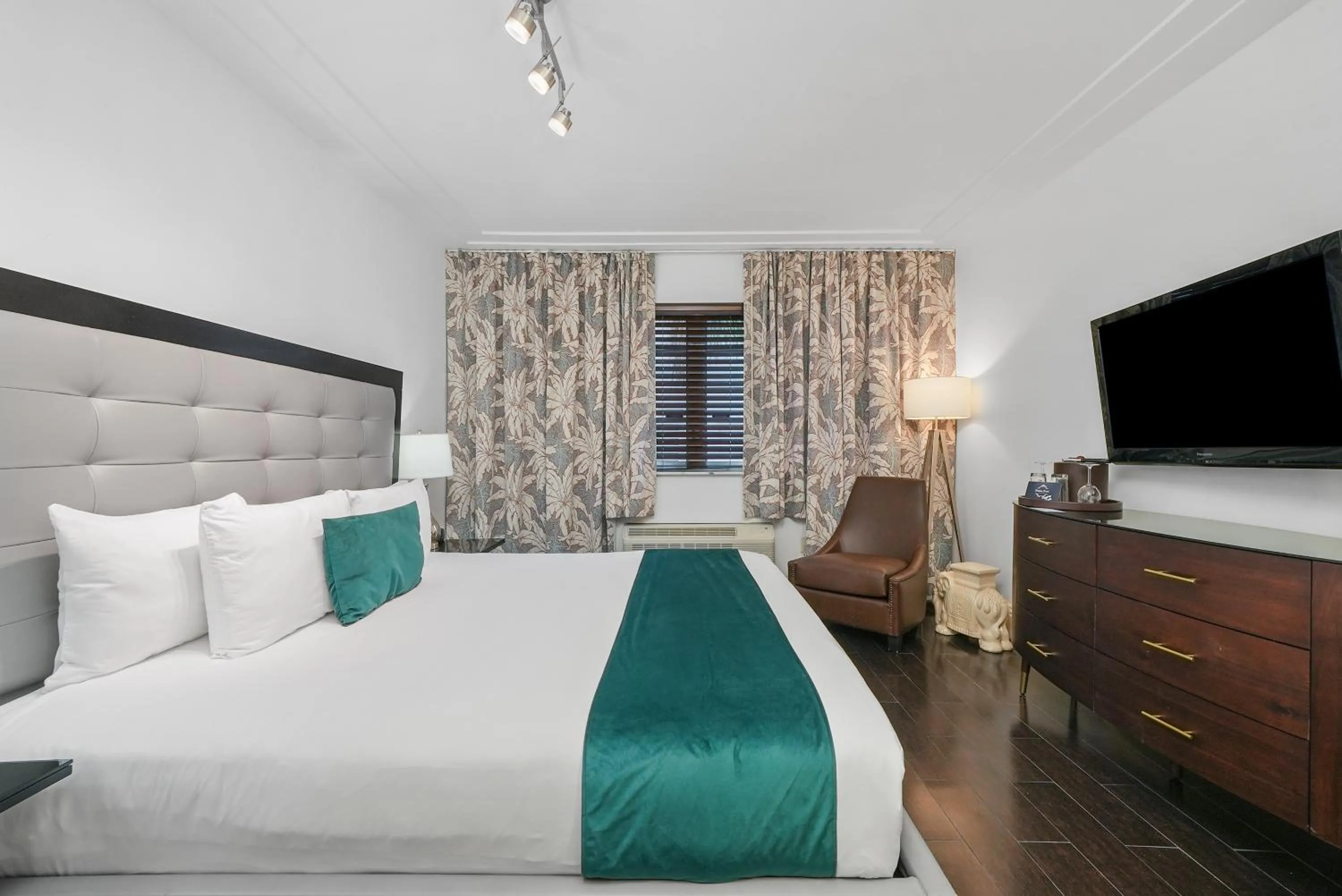 Accessible Classic King in Riviera Suites