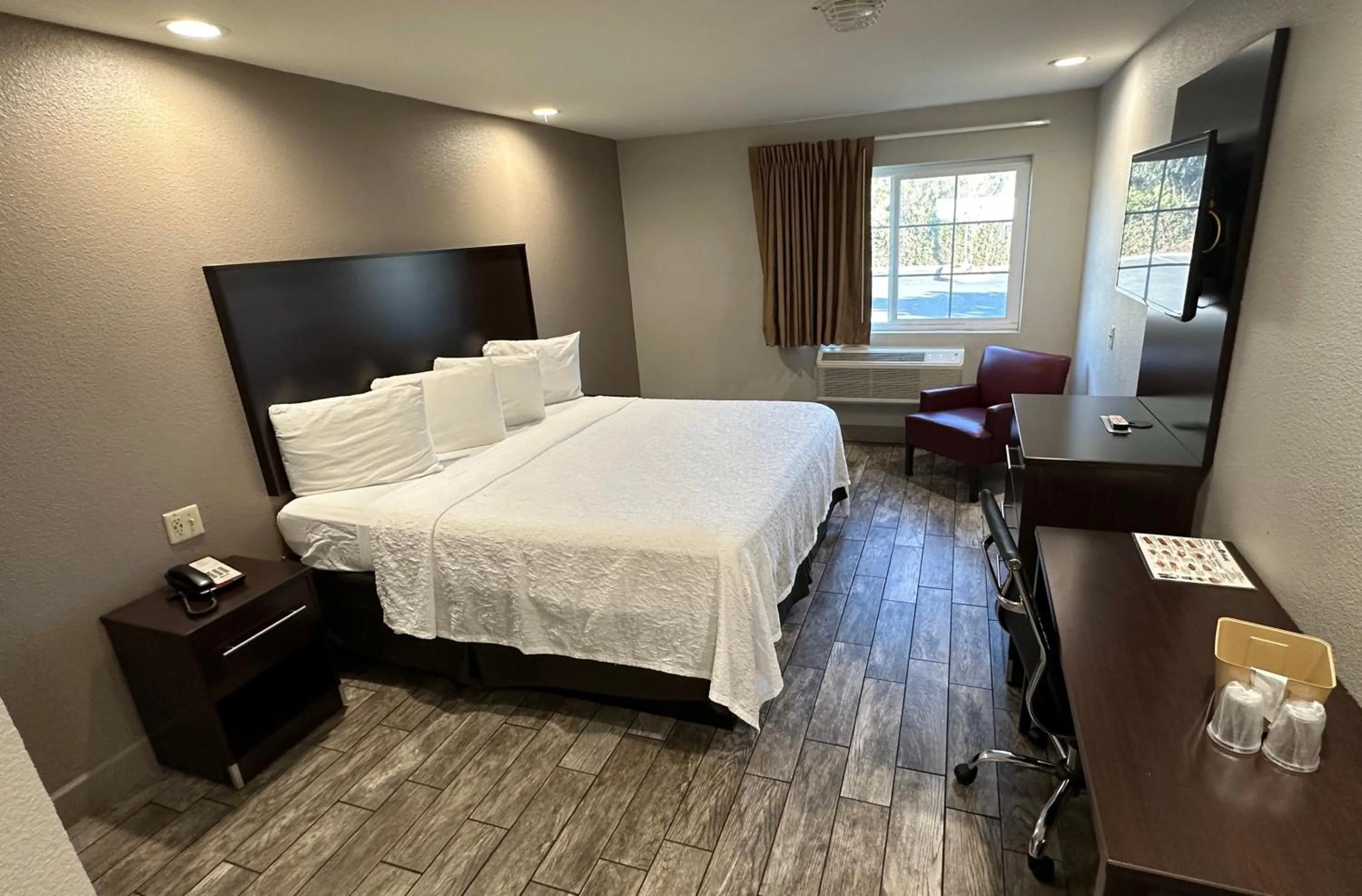 Standard King Room Smoke Free in Red Roof Inn Hayward