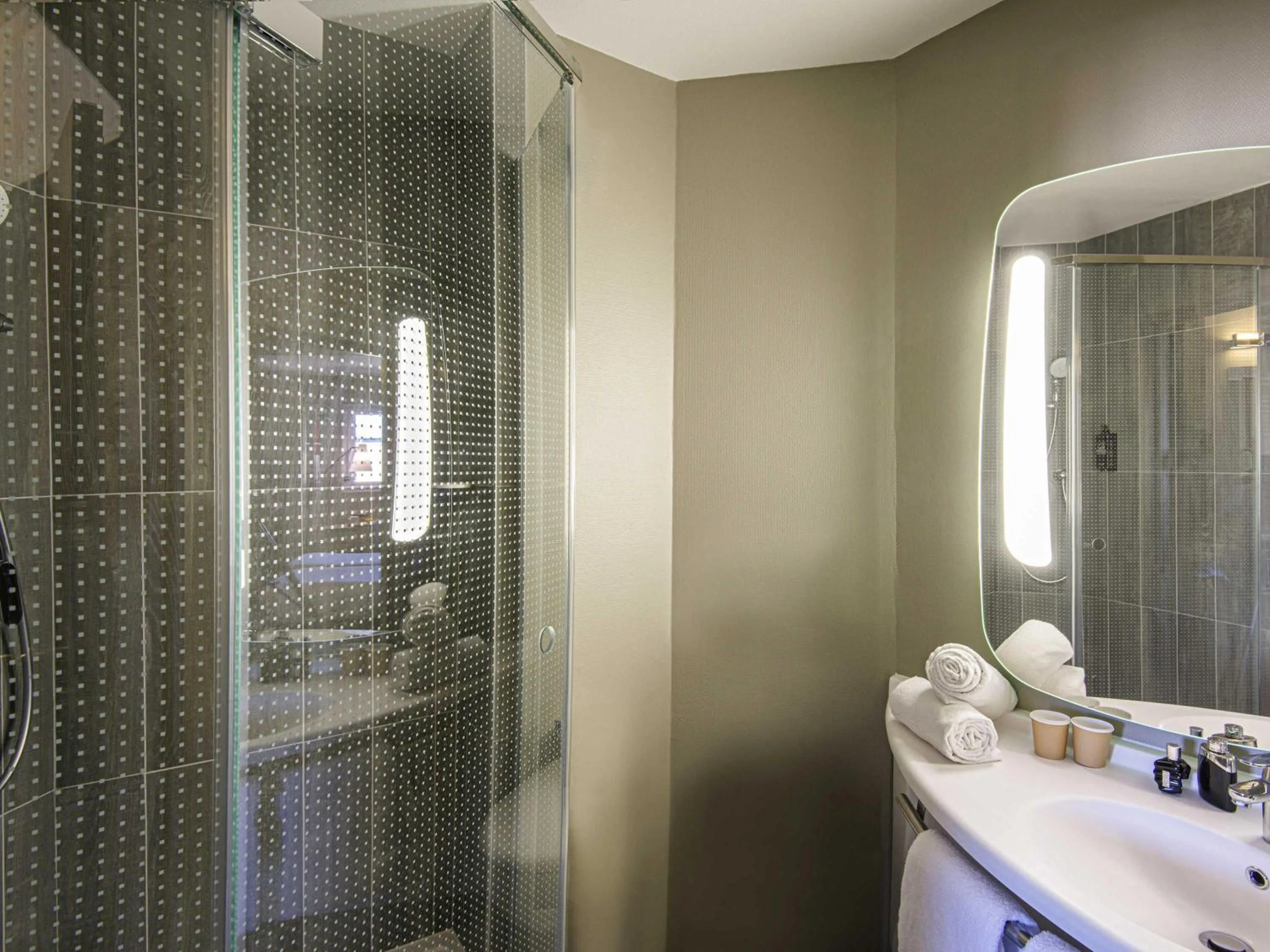 Standard Room with One Double Bed and One Single Bed in ibis Manosque Cadarache