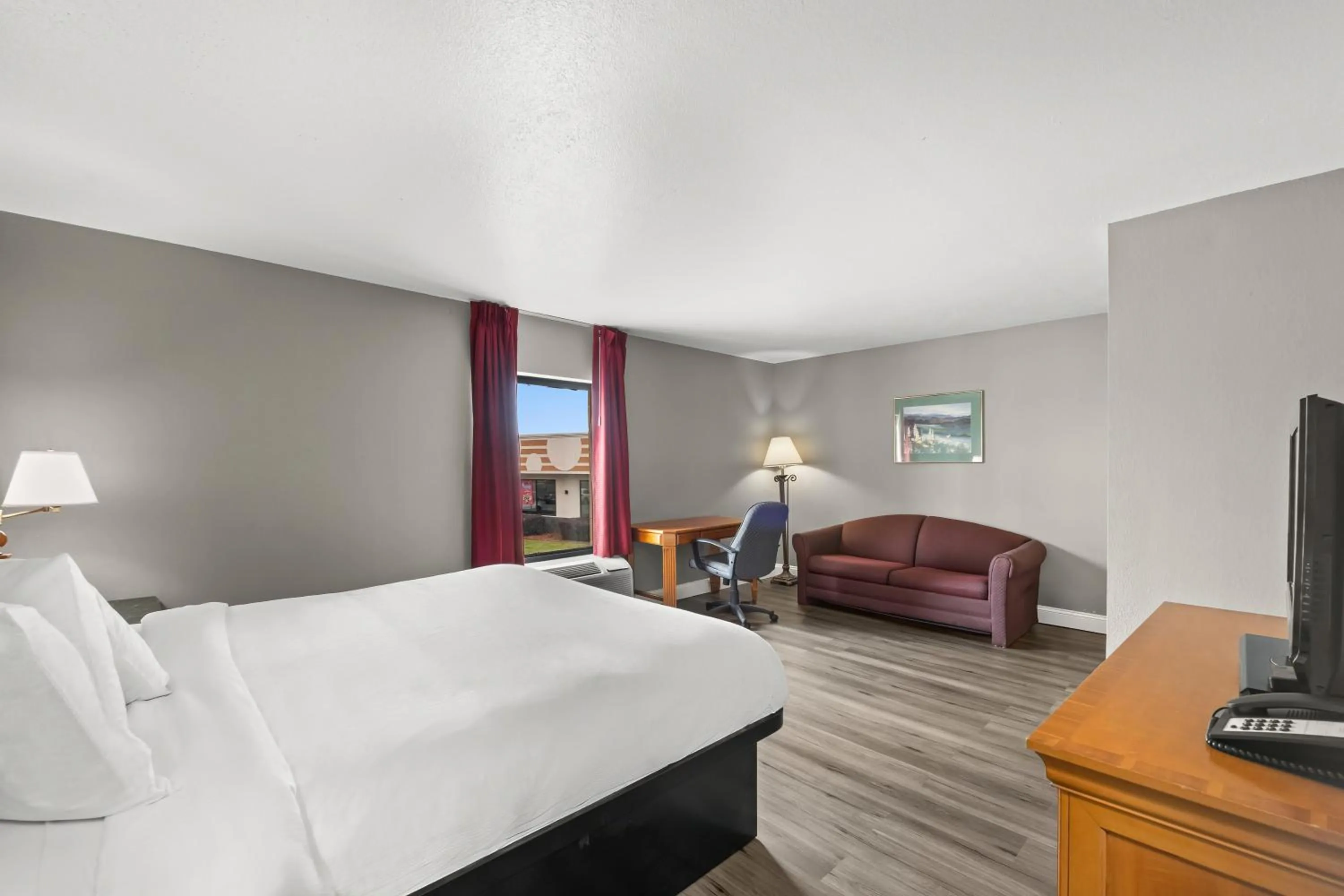 Deluxe King Suite in Knights Inn Virginia Beach Lynnhaven