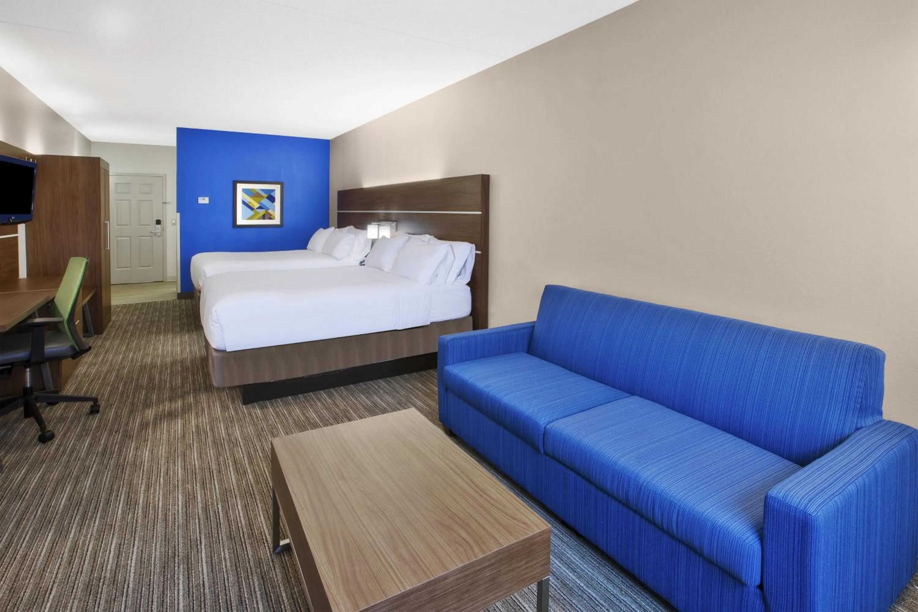 Queen Suite with Two Queen Beds in Holiday Inn Express Hotel & Suites Manchester Conference Center by IHG