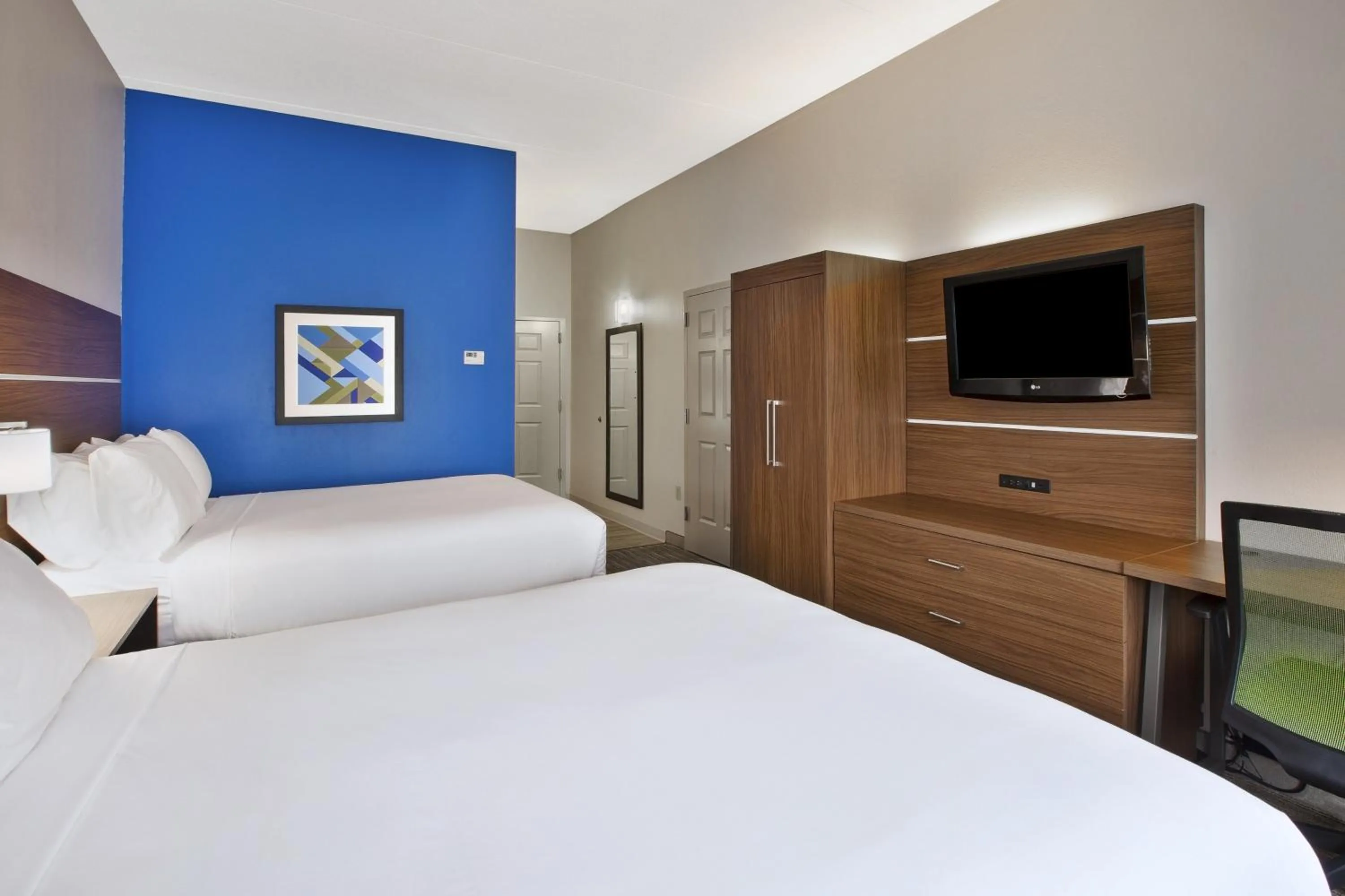 Standard Room with Two Queen Beds in Holiday Inn Express Hotel & Suites Manchester Conference Center by IHG