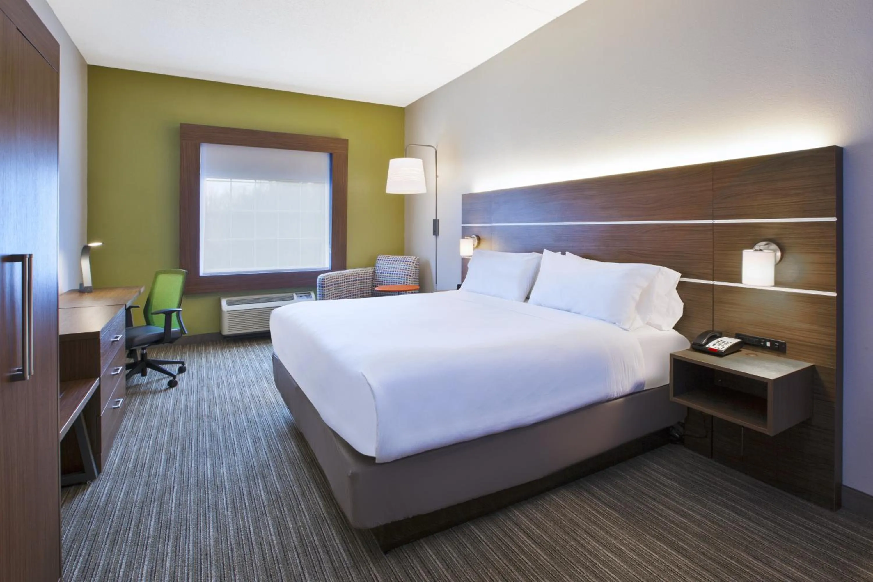 Standard King Room in Holiday Inn Express Hotel & Suites Manchester Conference Center by IHG