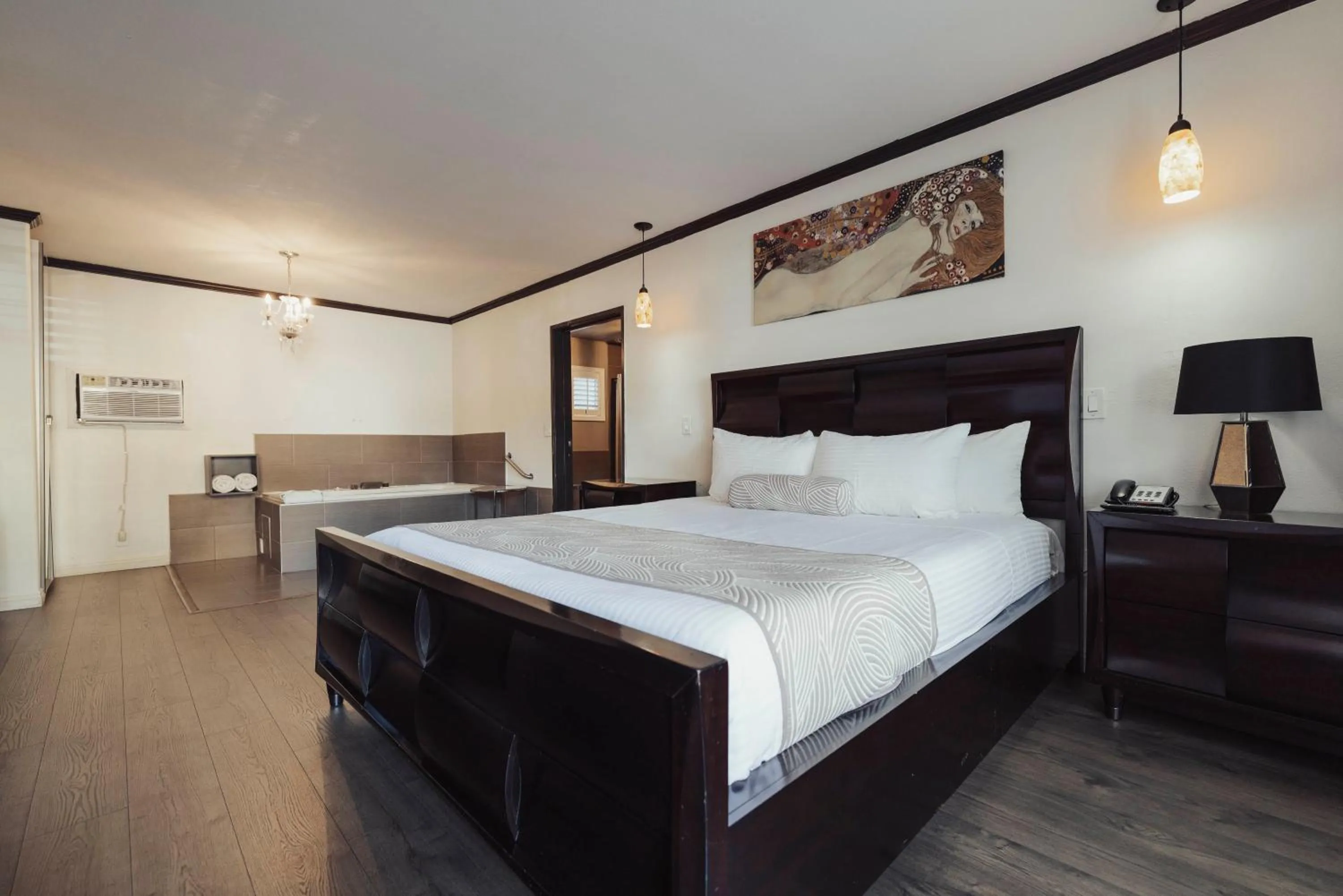 Jacuzzi Suite - 1 King Bed in The Dixie Hollywood