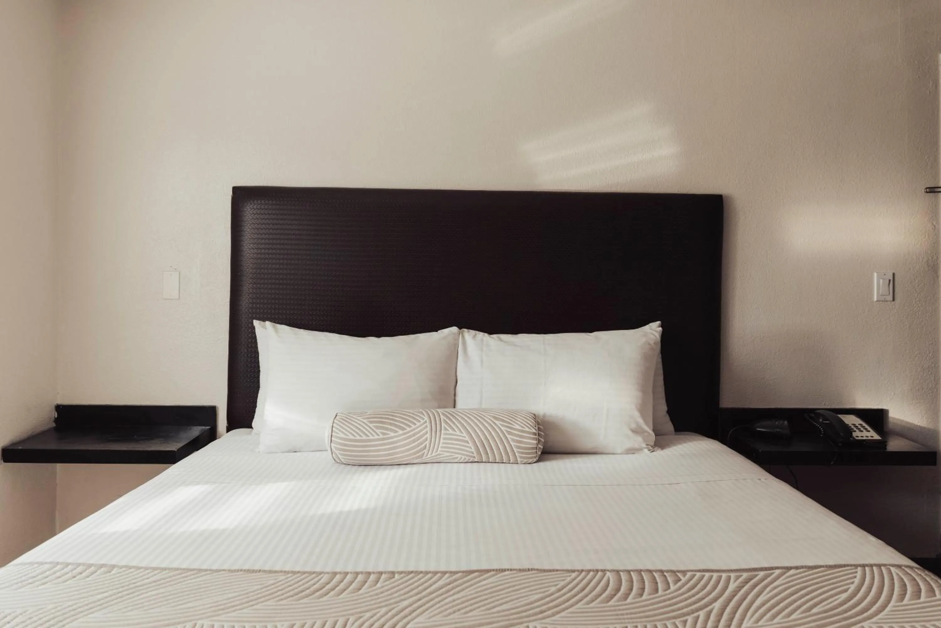 Classic Room - 1 King Bed - ADA in The Dixie Hollywood