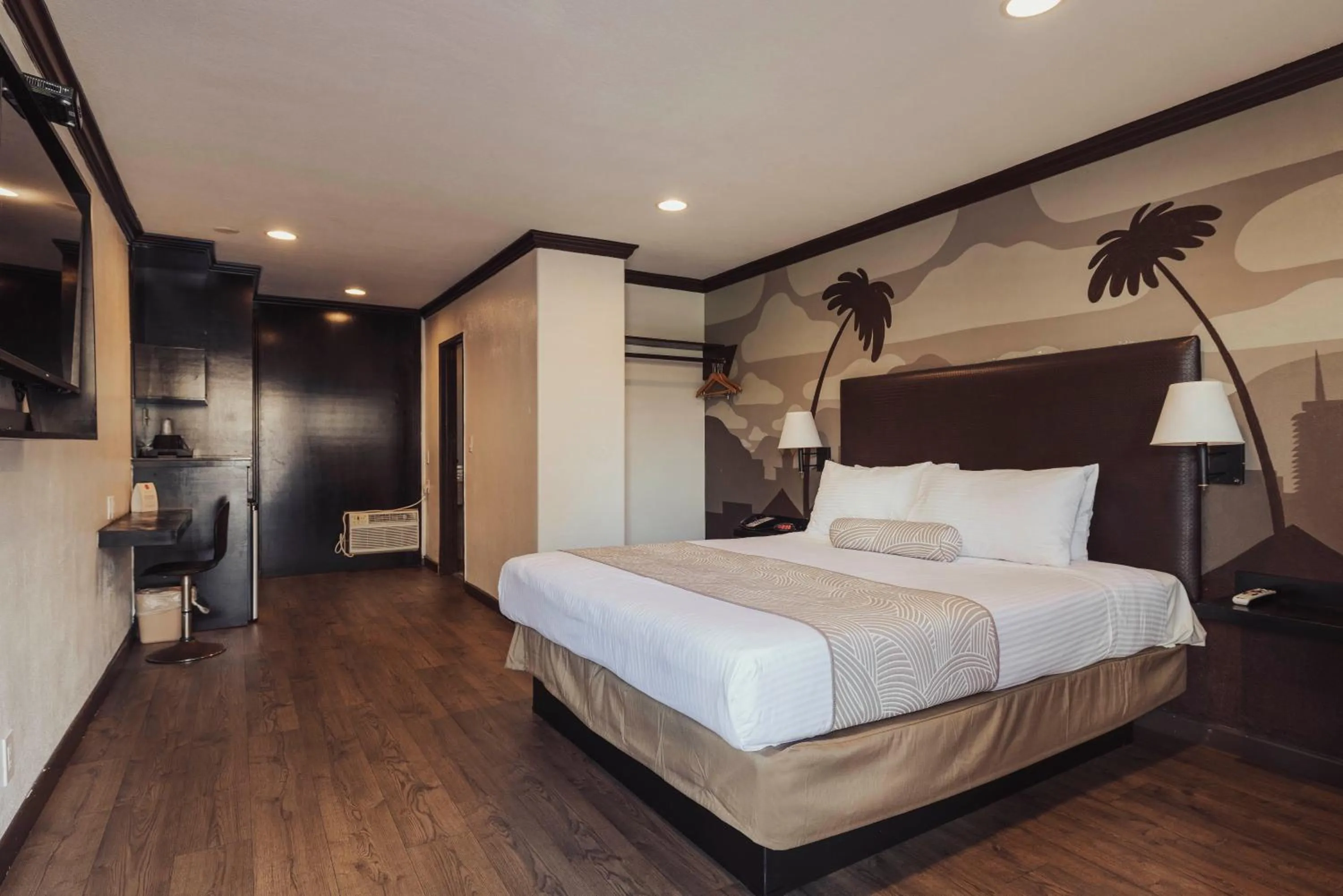 Classic Room - 1 King Bed in The Dixie Hollywood