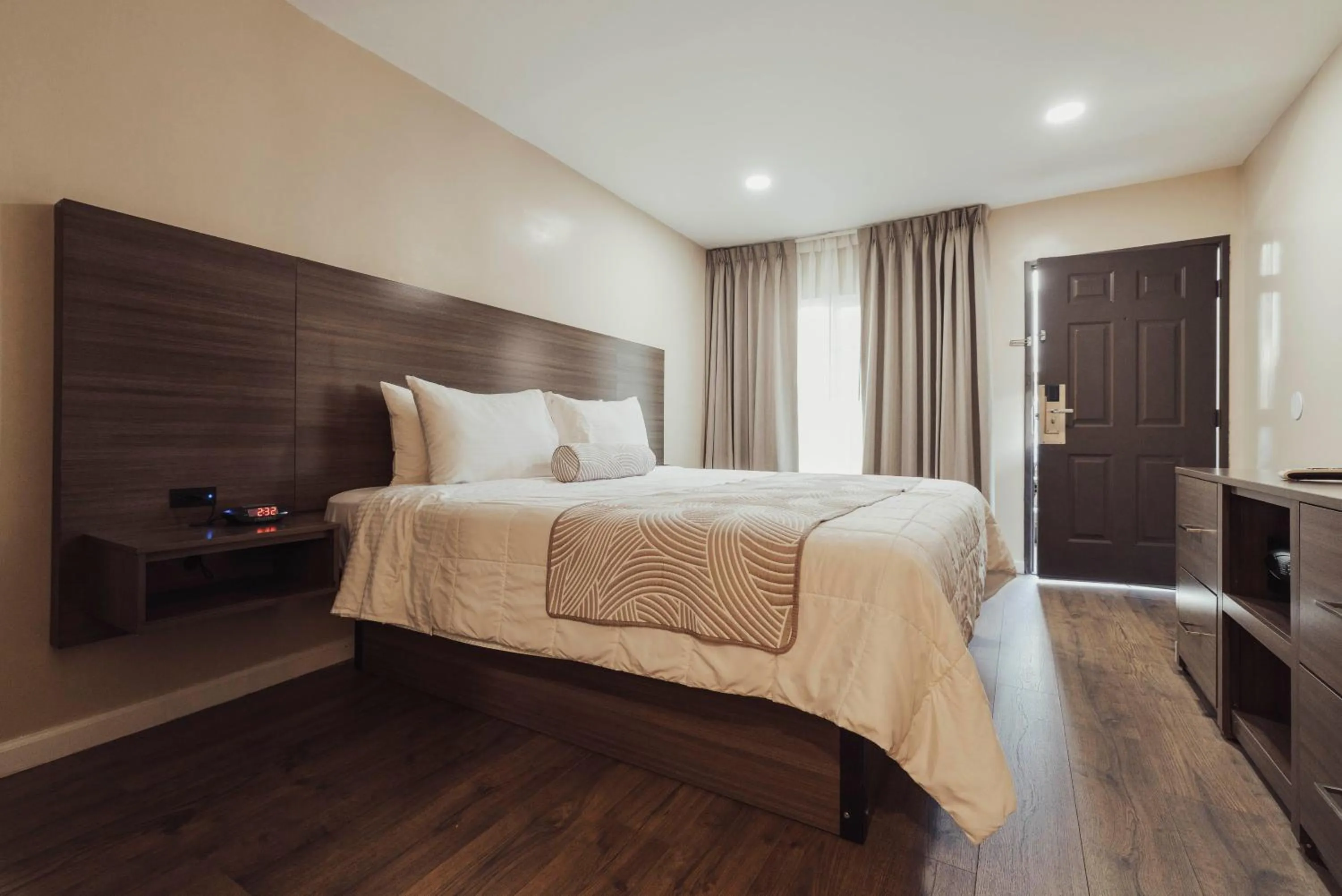 Signature Room - 1 King Bed in The Dixie Hollywood