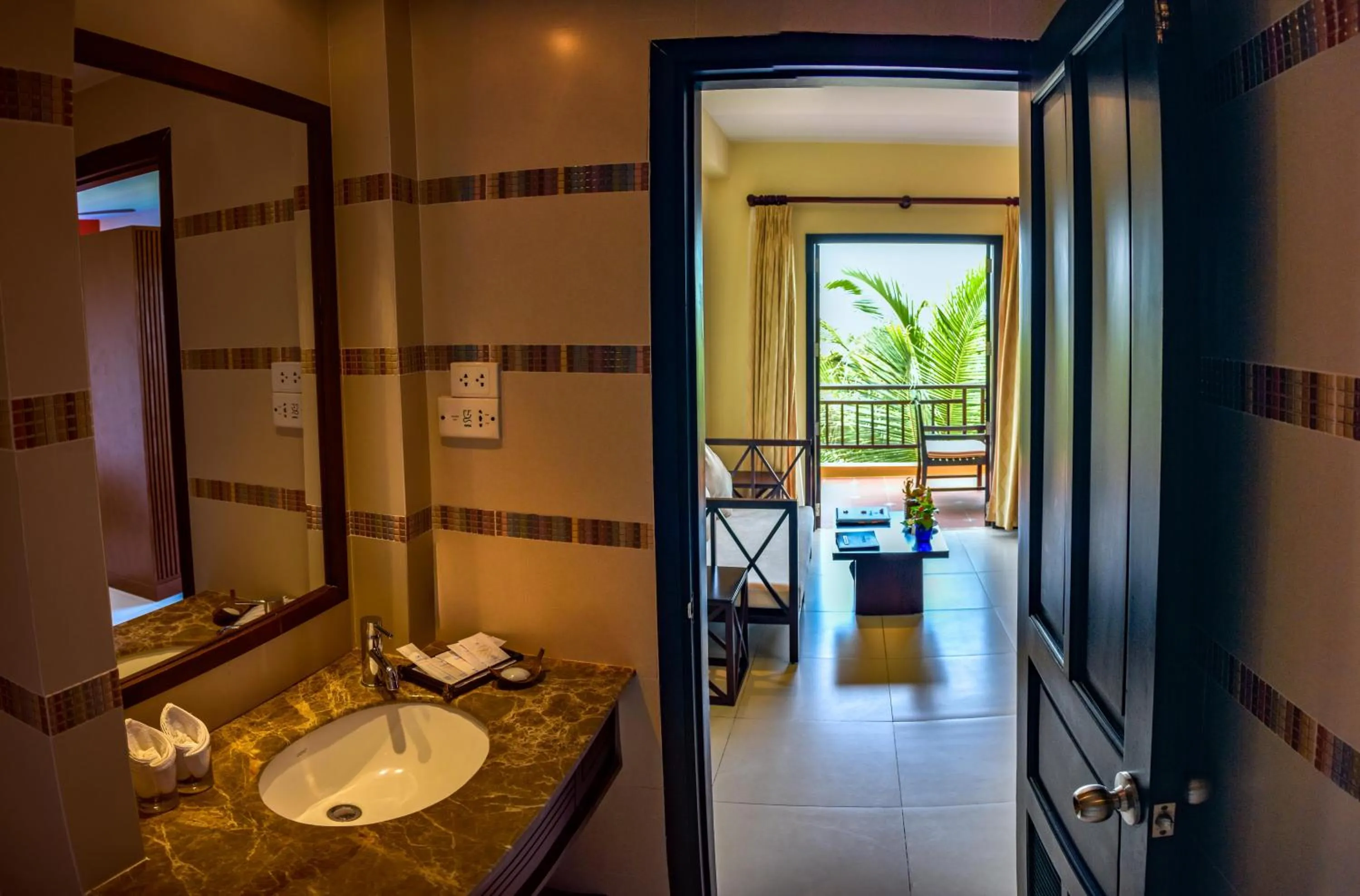 	 Family Suite with Balcony - Complimentary Mini-bar in room in Pandanus Resort