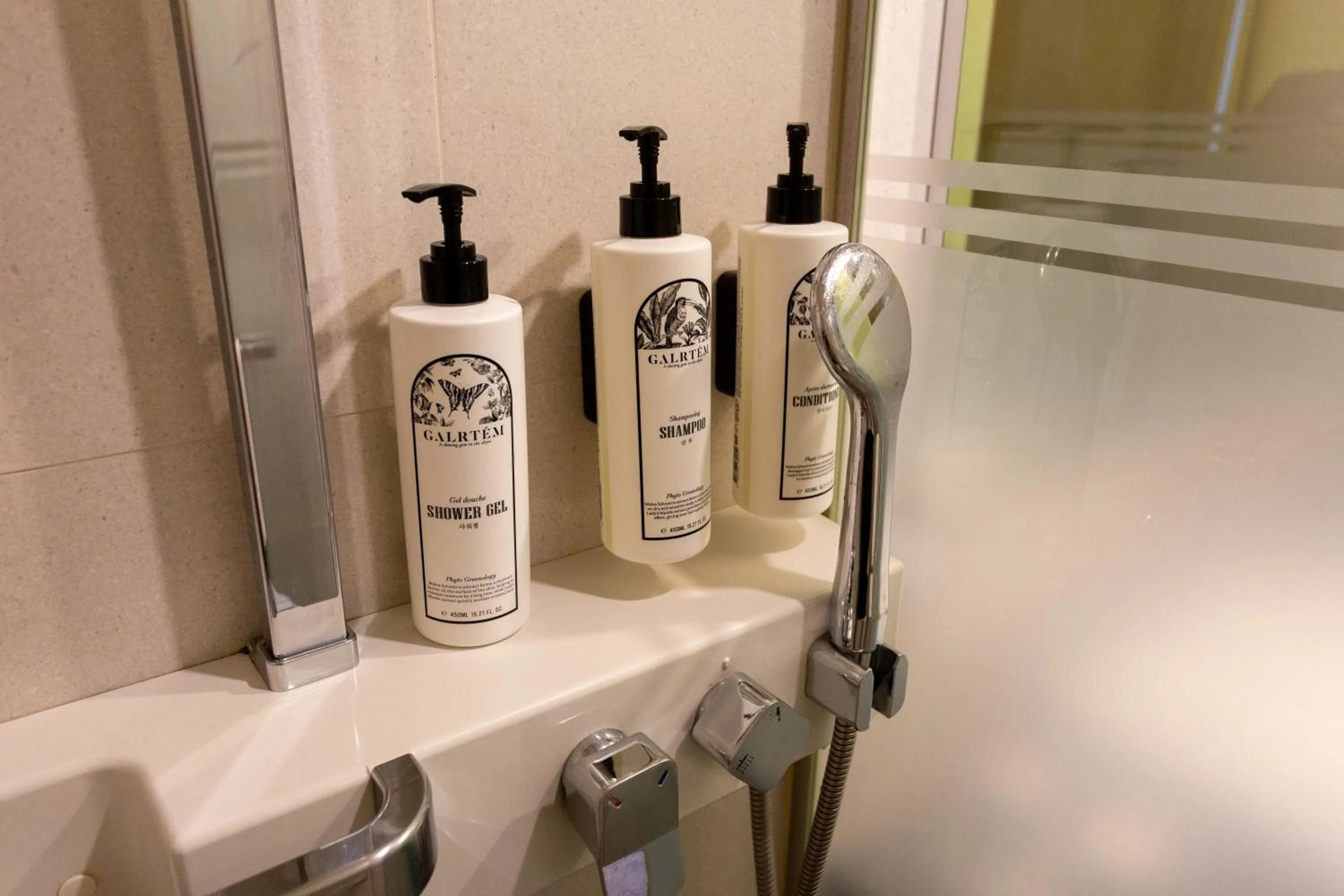 Standard Twin Room in The Recenz Dongdaemun Hotel