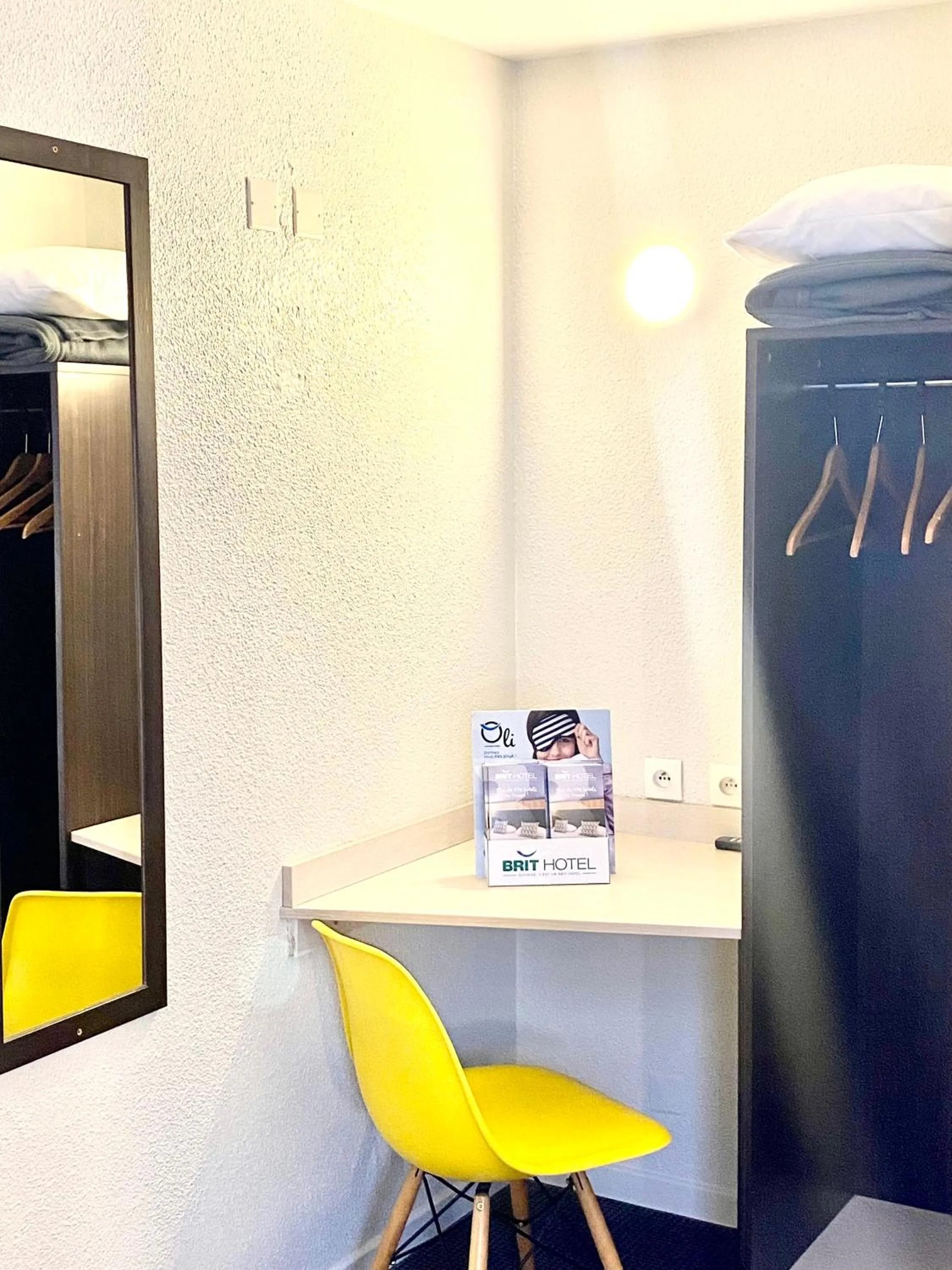 Twin Room in Brit Hotel Lyon Nord Dardilly