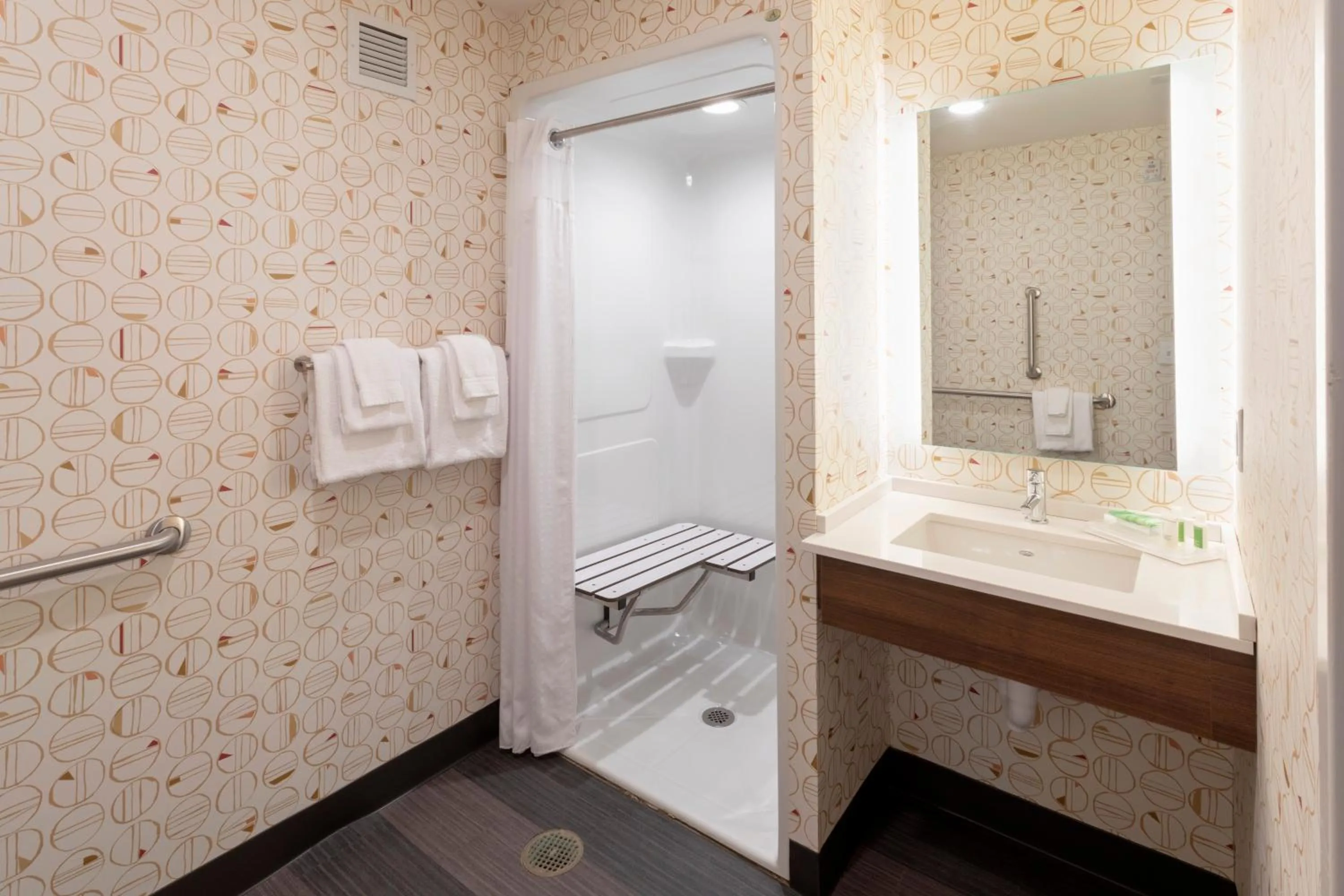 Queen Room - Hearing Accessible - Non-Smoking in Holiday Inn Marquette by IHG