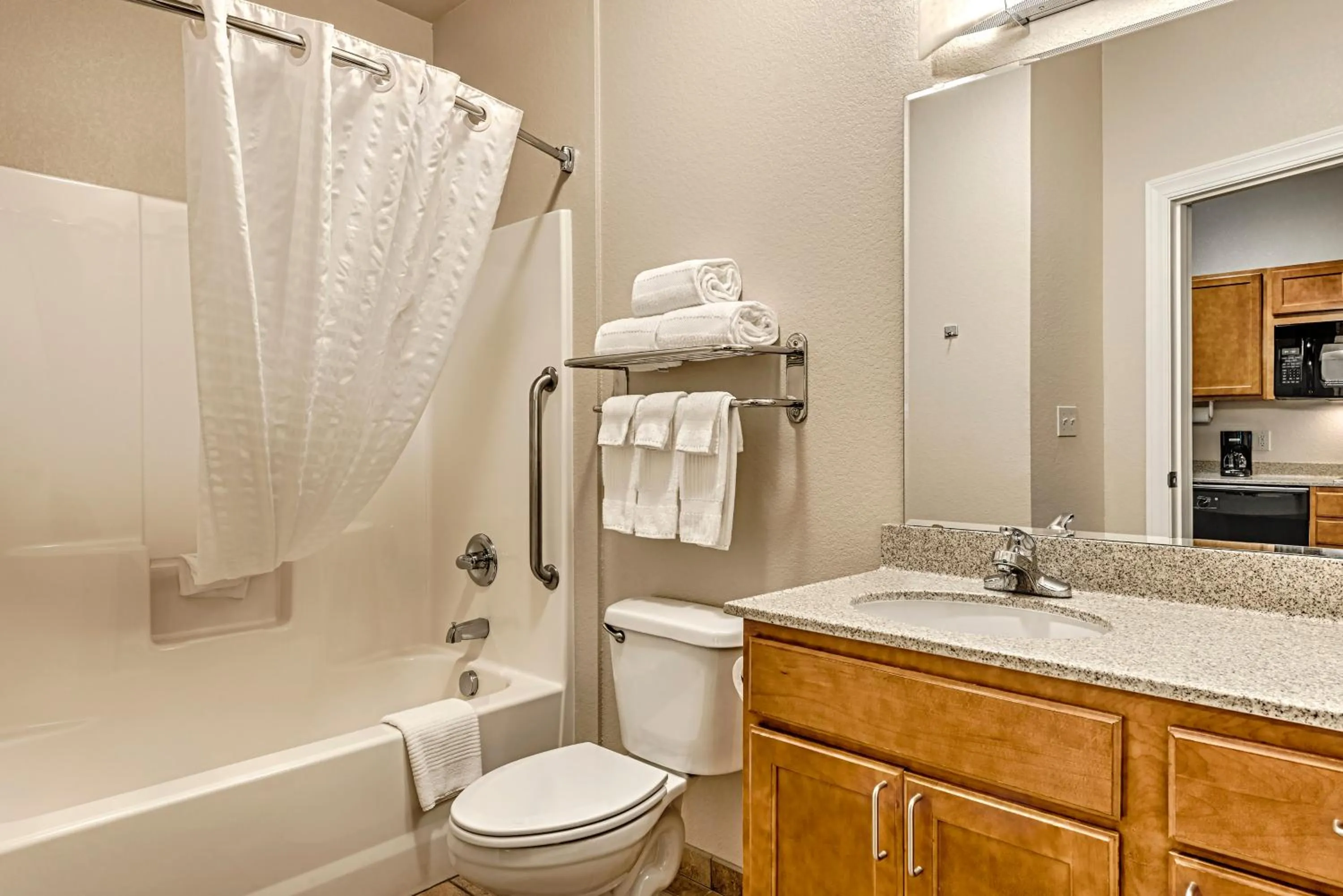 Queen Studio Suite in Candlewood Suites Oak Harbor by IHG