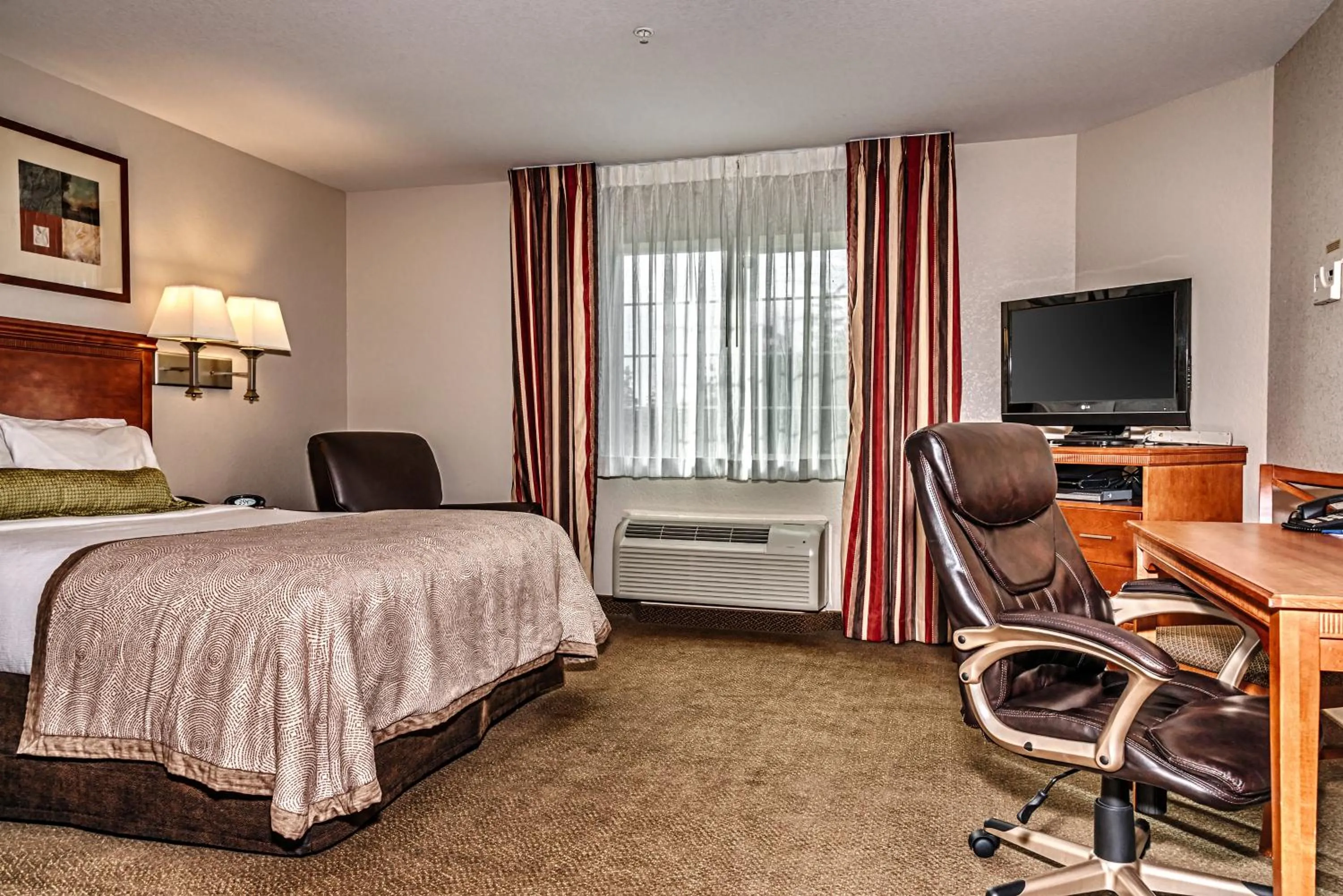 Queen Studio Suite with Roll-In Shower - Mobility Accessible - Non-Smoking in Candlewood Suites Oak Harbor by IHG