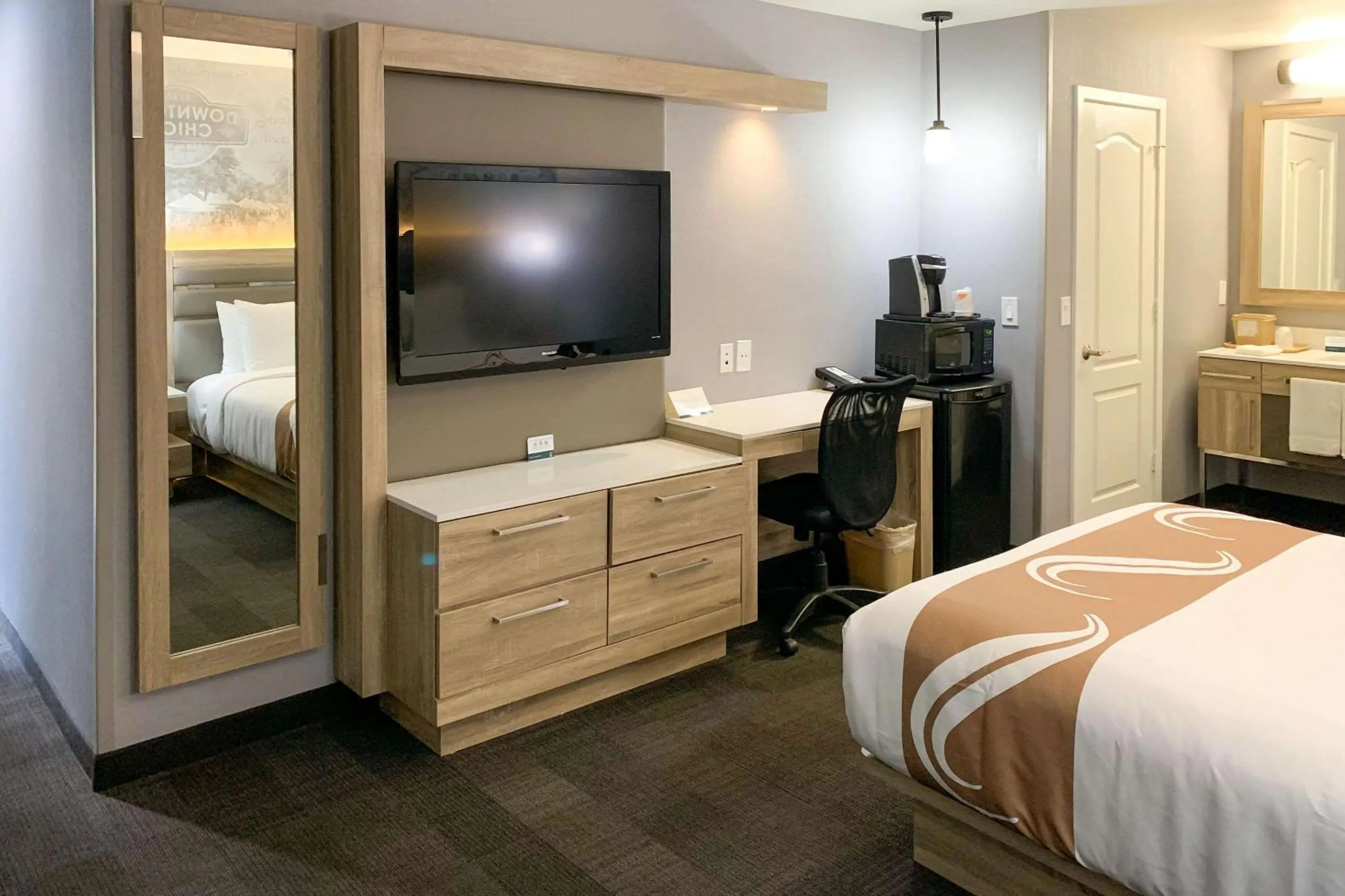 Deluxe Queen Room in Quality Inn Near Chico State