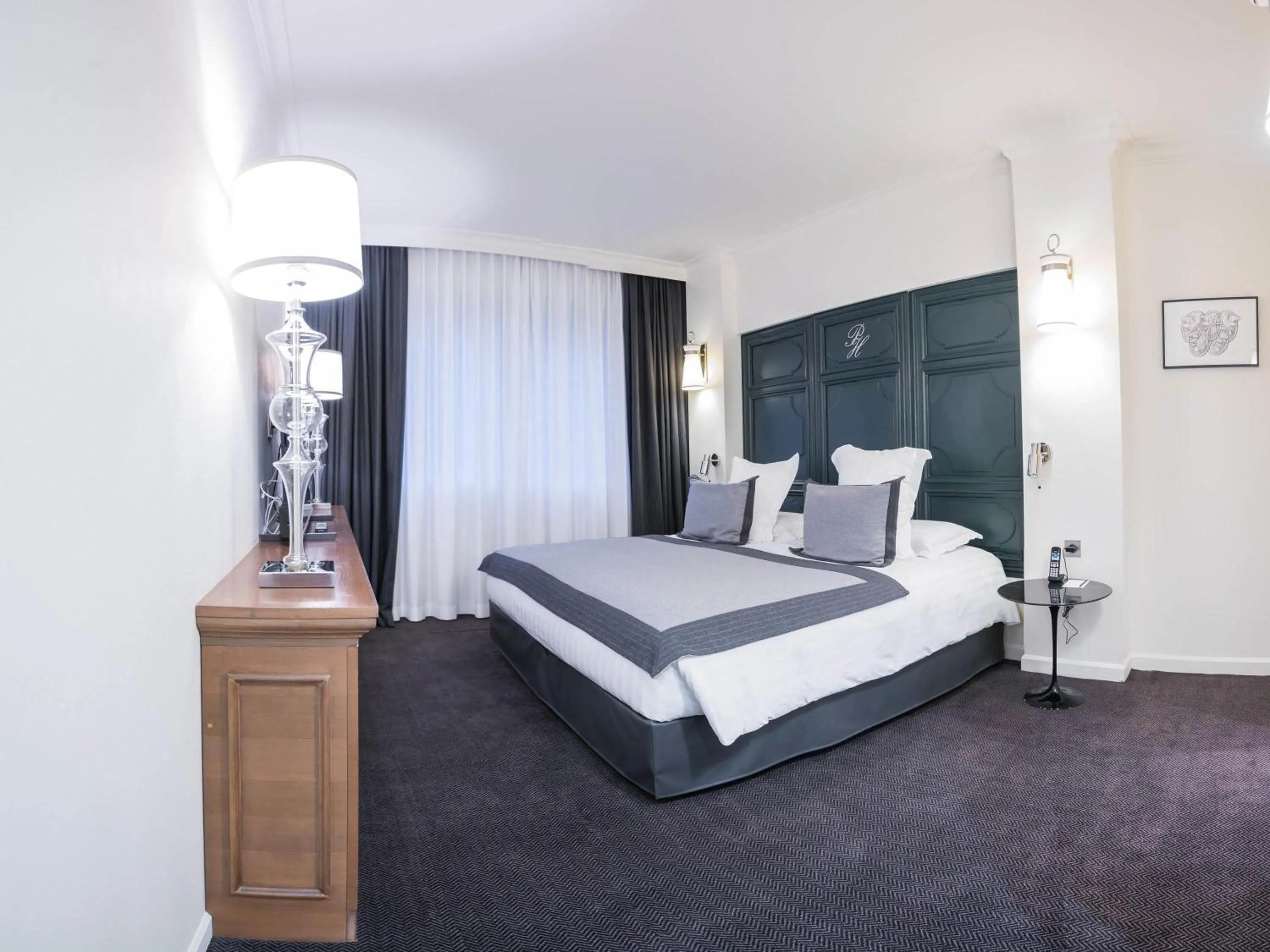 Deluxe Suite with Balcony and Park View - single occupancy - Lounge Area in Park Hotel Grenoble - MGallery Collection