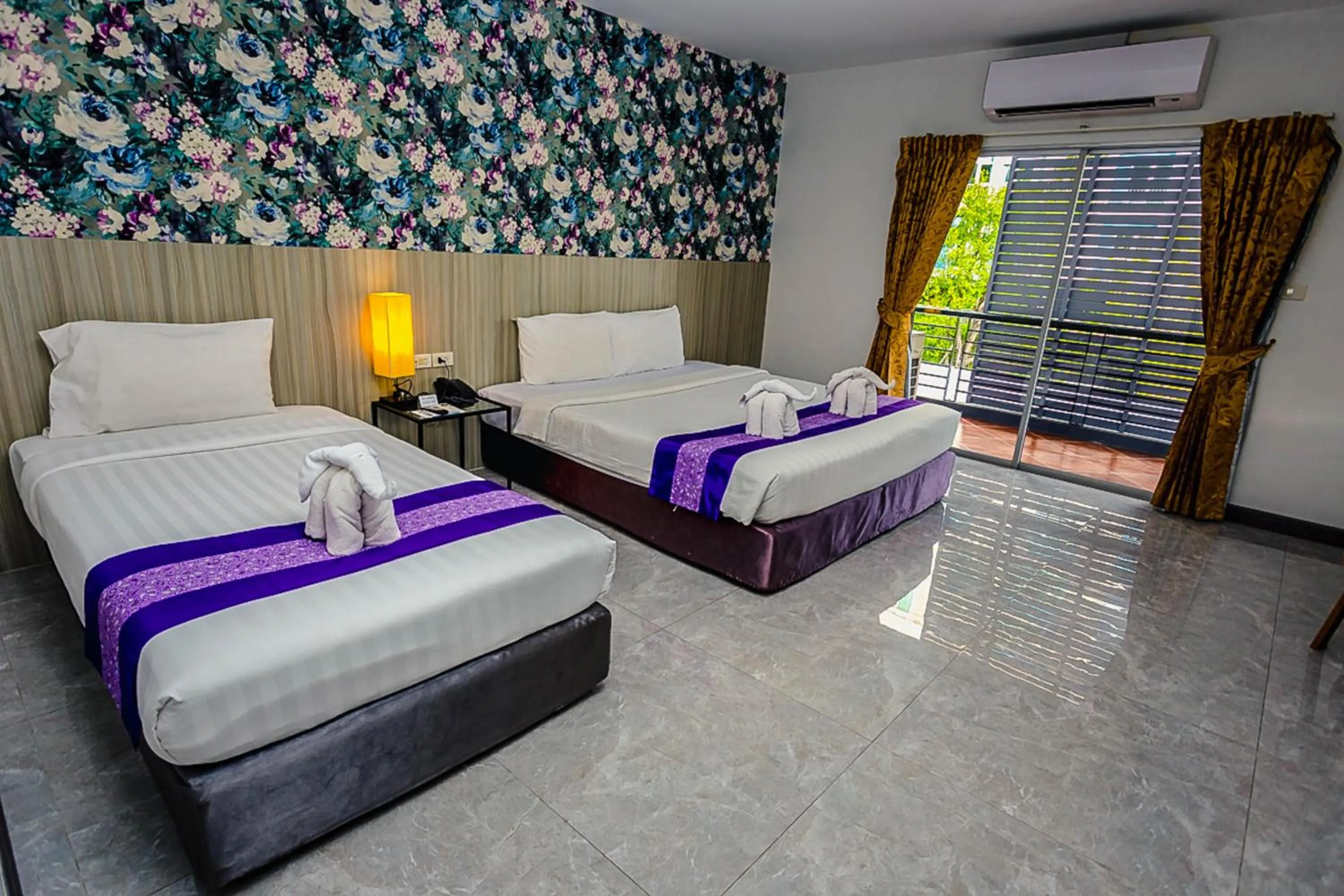 Deluxe Triple Room in Embryo Hotel