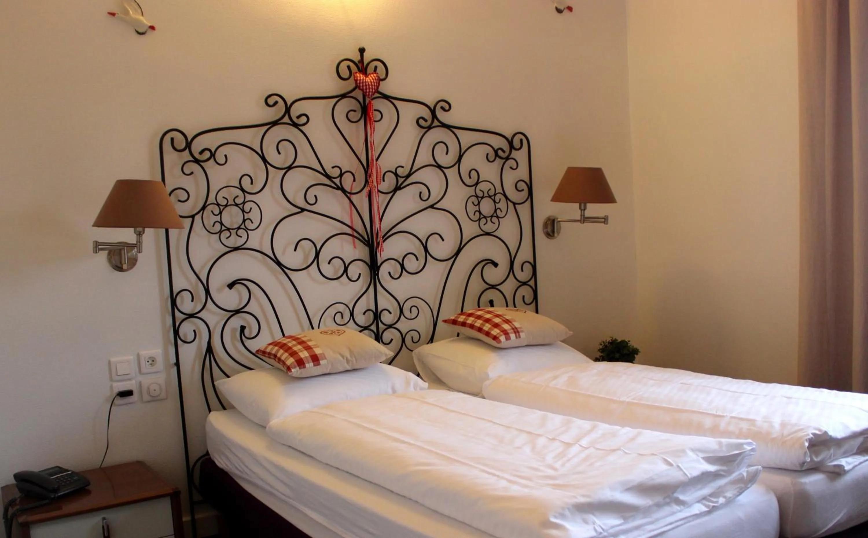 Comfort Twin Room in A la Maison Rouge Hôtel & Restaurant