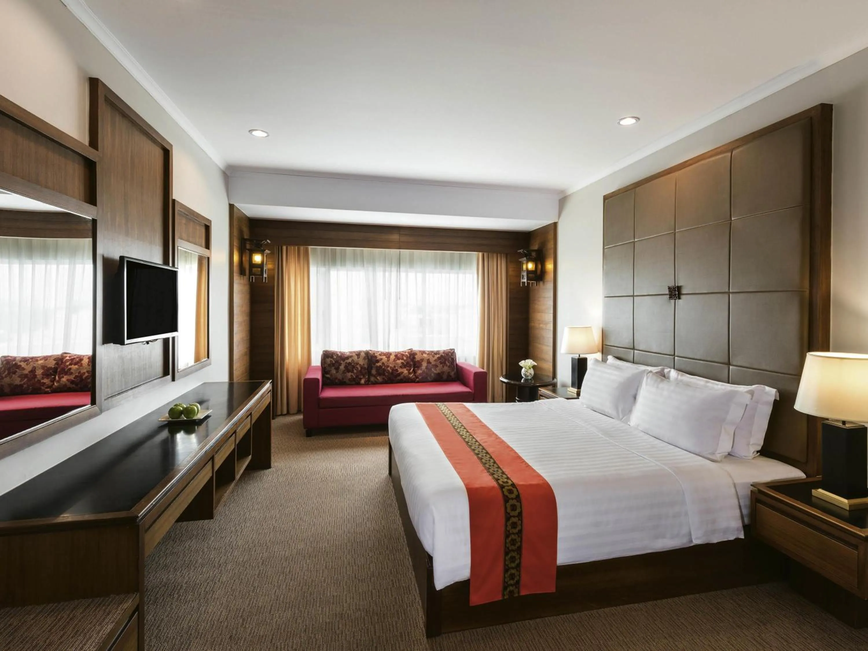 Deluxe King Room in Movenpick Suriwongse Hotel Chiang Mai