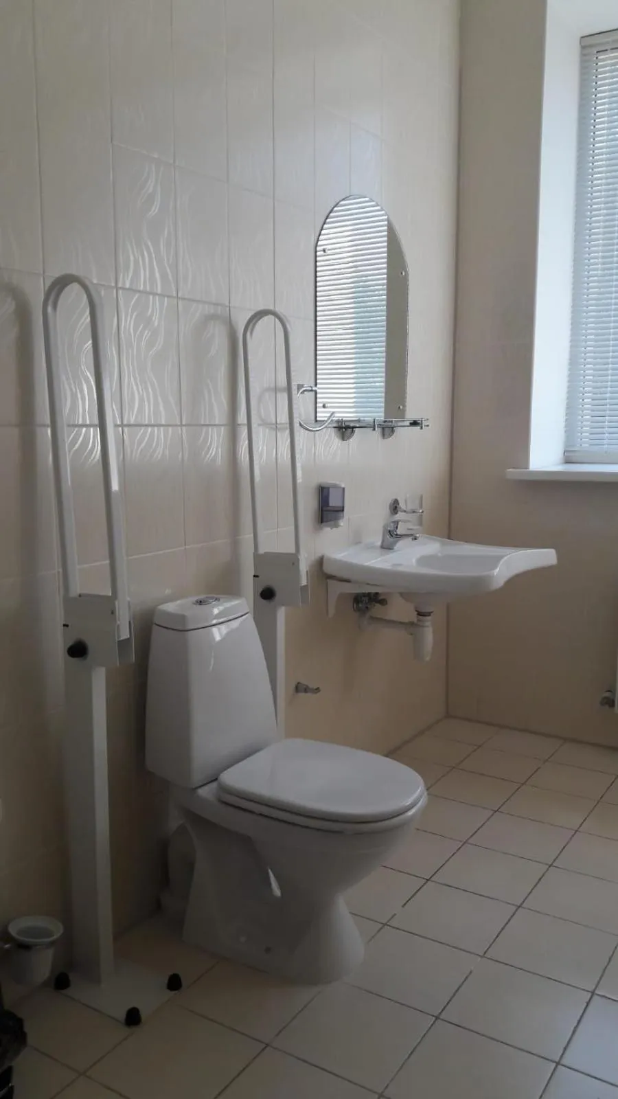 Twin Room - Disability Access in Sky High Hotel Airport 200 meters from the terminal