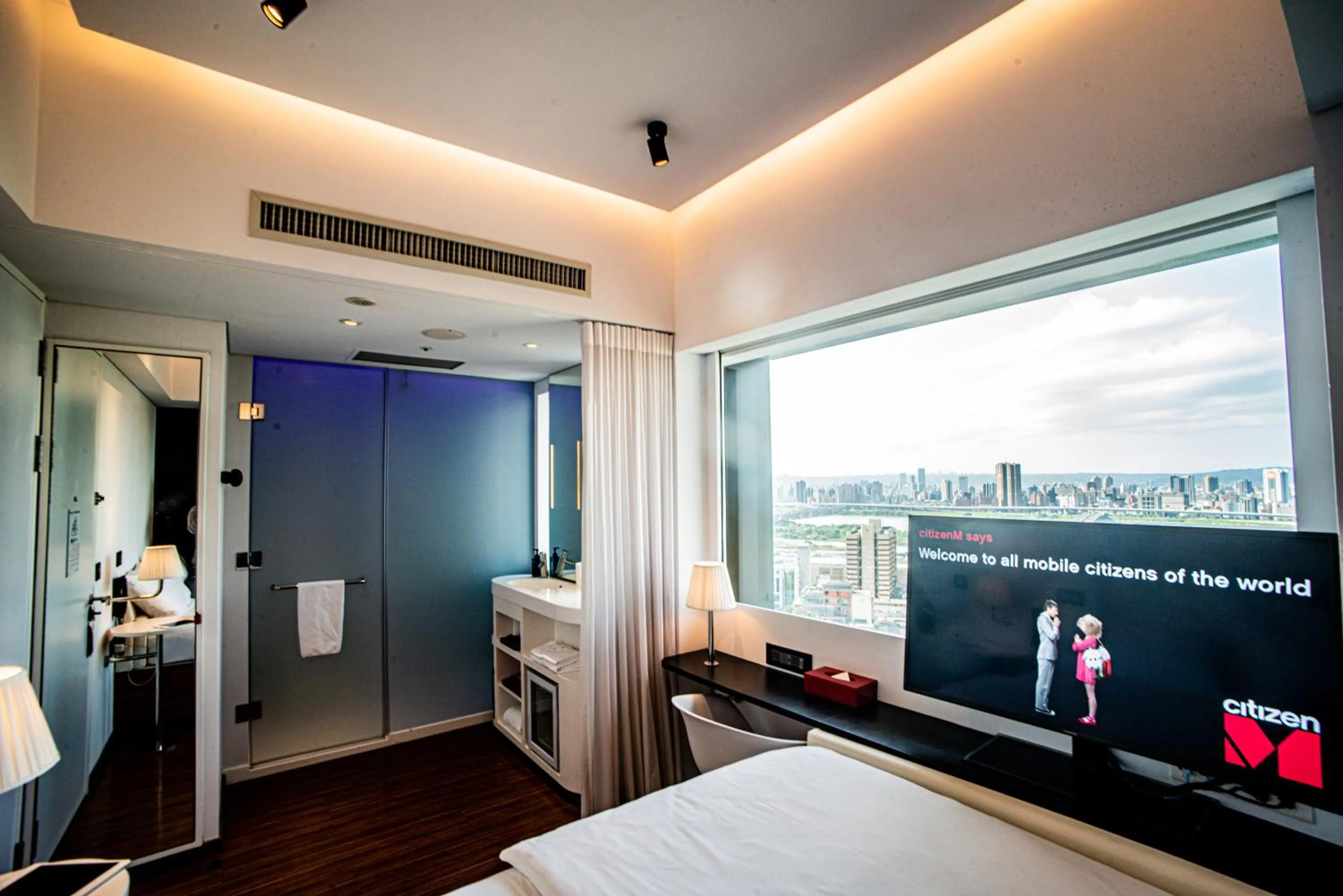 King Room with River View in citizenM Taipei North Gate