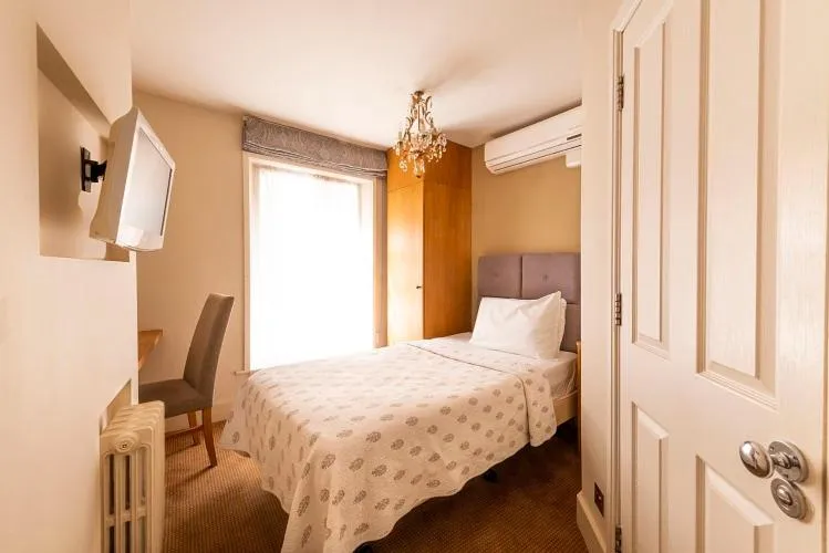 Single Room in Fielding Hotel