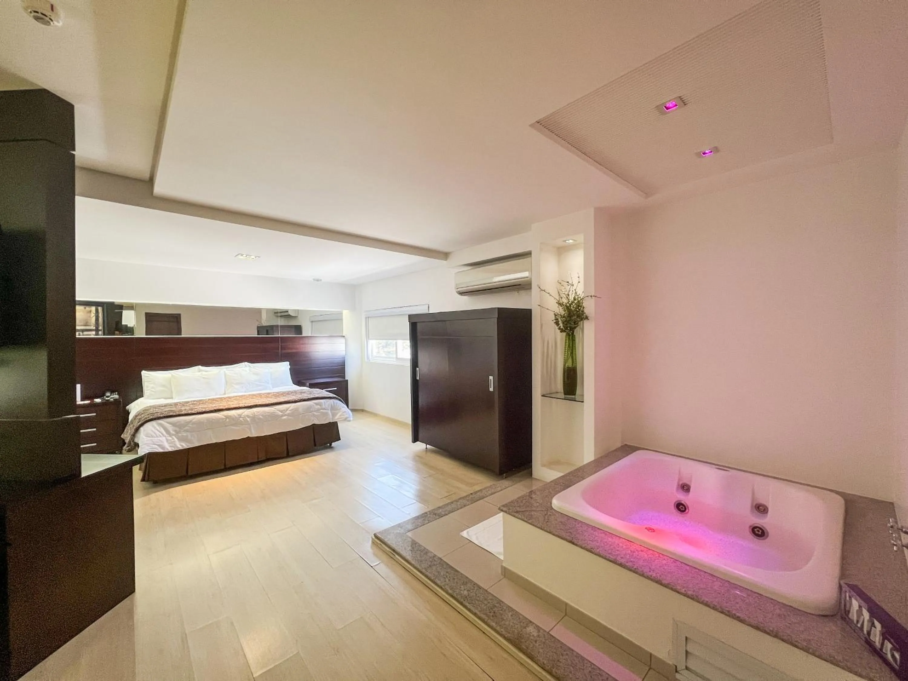 Suite with Hot Tub - single occupancy in GoldMen Select Cianorte