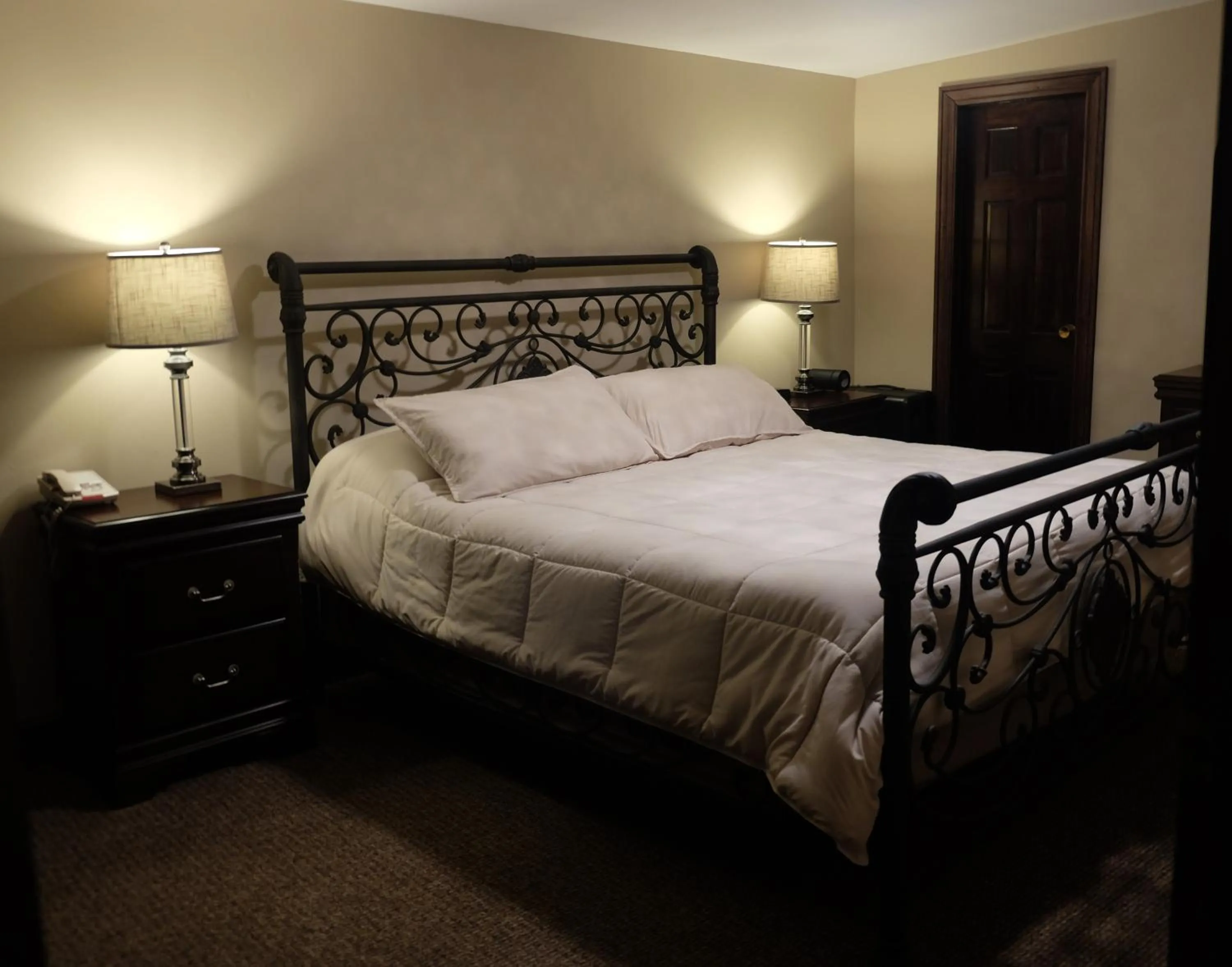 Deluxe King Suite in Chalet Inn & Suites