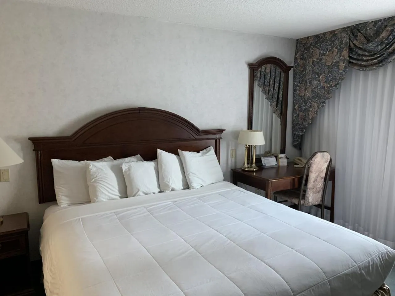 King Room - Non-Smoking in Rodeway Inn Fallsview