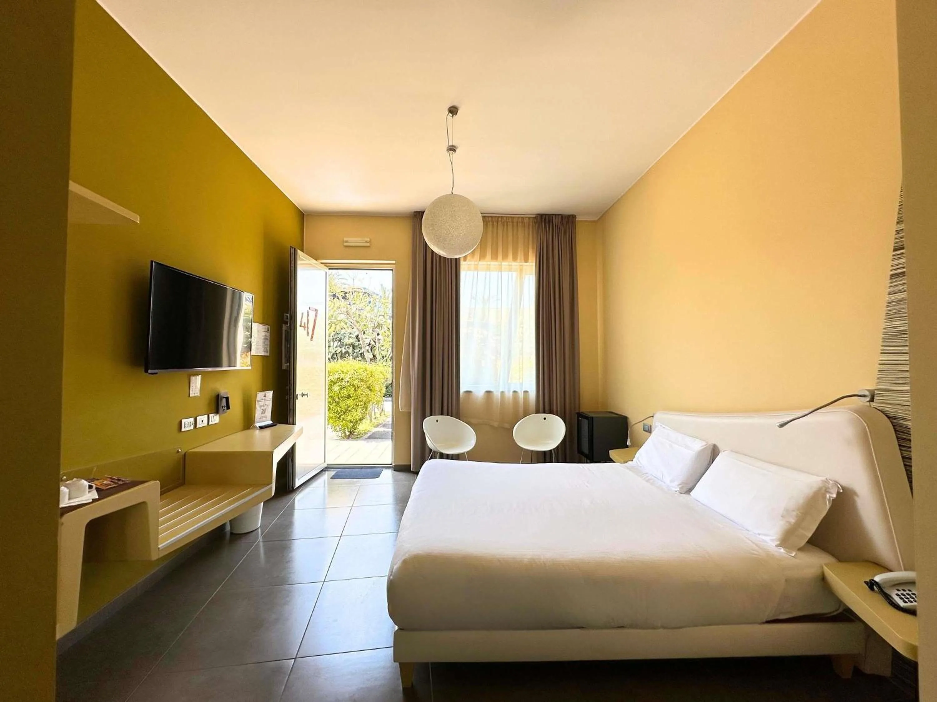 Classic Queen Room with Mountain View in ibis Styles Catania Acireale