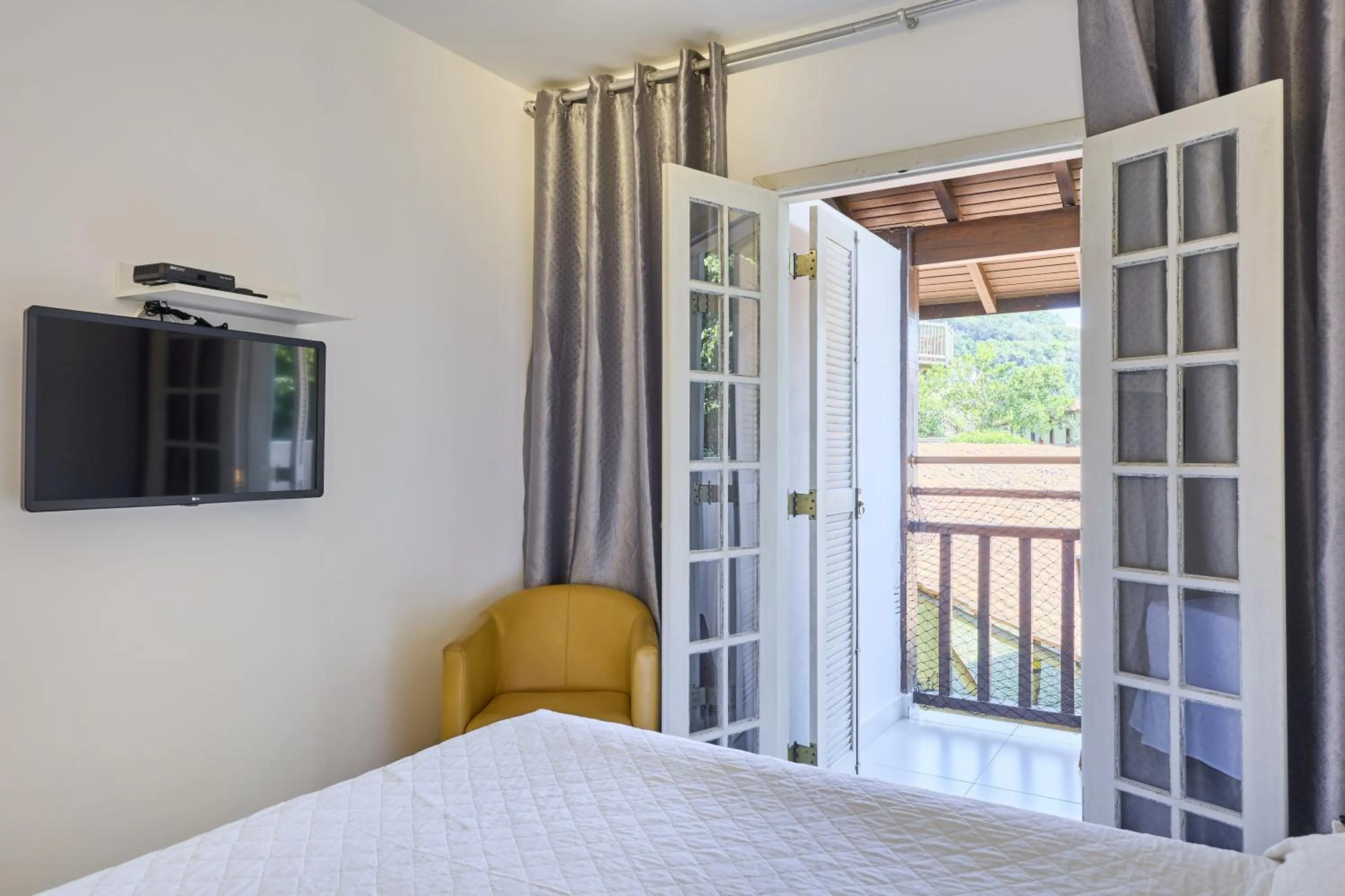 Triple Room with Balcony - single occupancy in Hotel Coquille