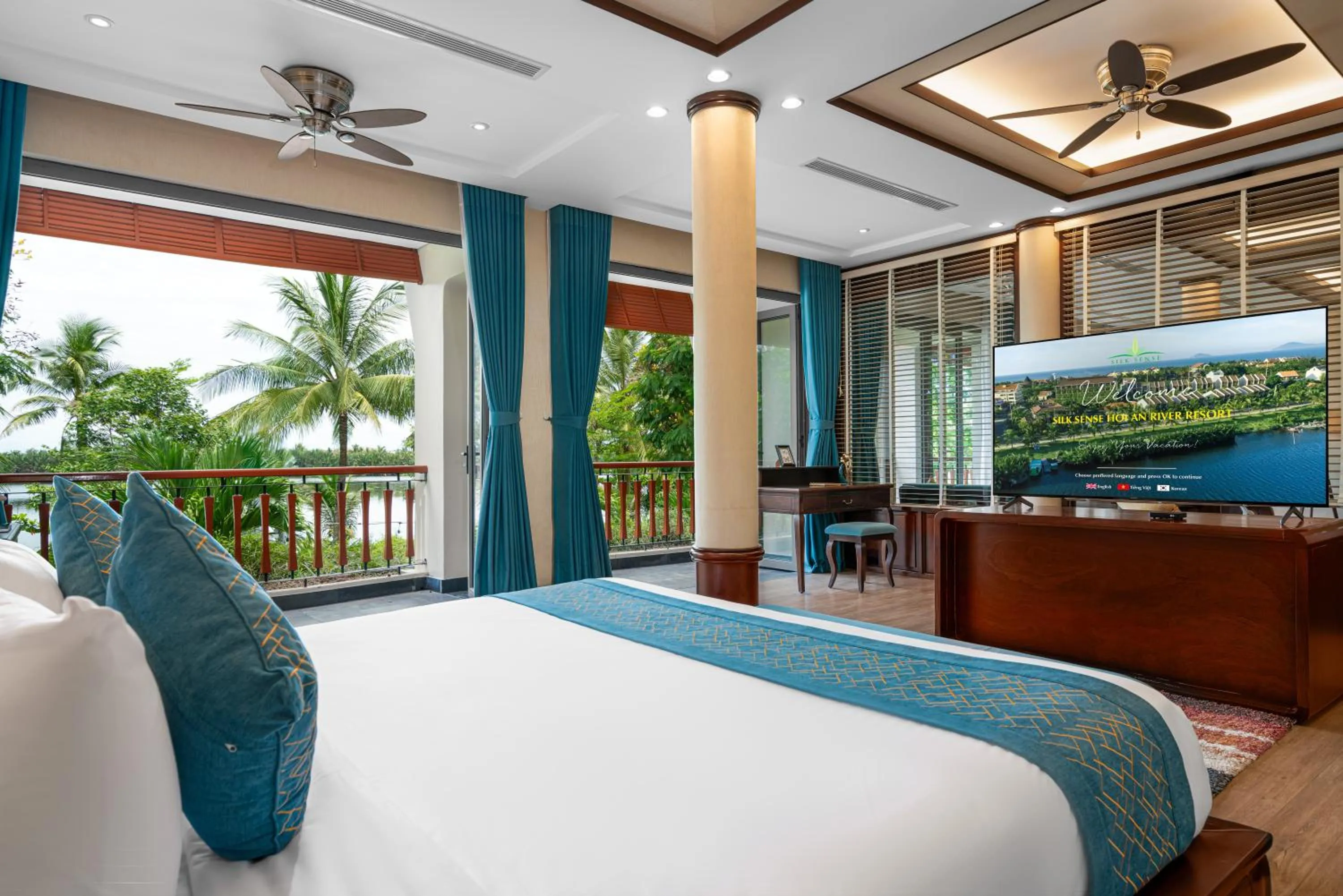 Presidential Suite with Bathtub in Silk Sense Hoi An River Resort - Green Luxury Escape