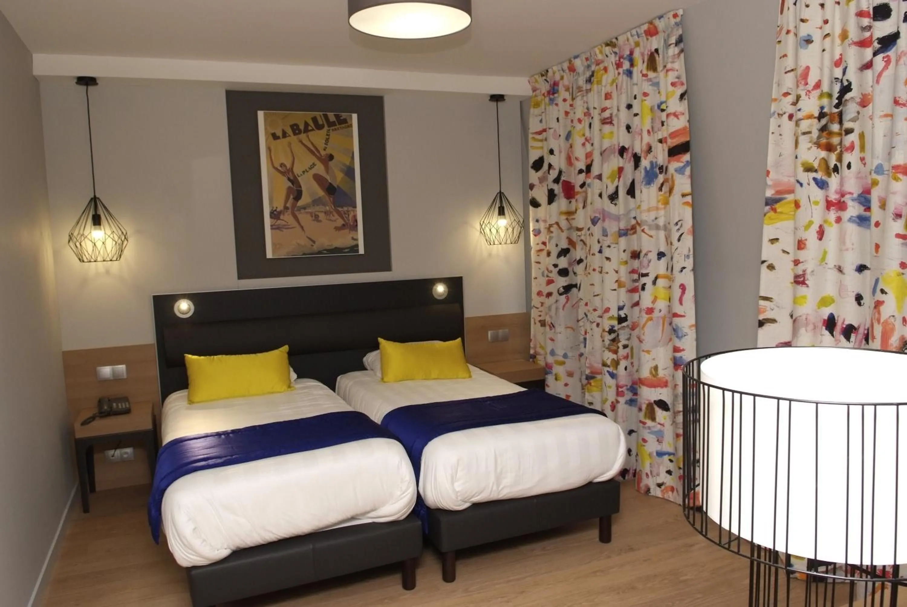 Twin Room in Logis Grand Hôtel Des Bains