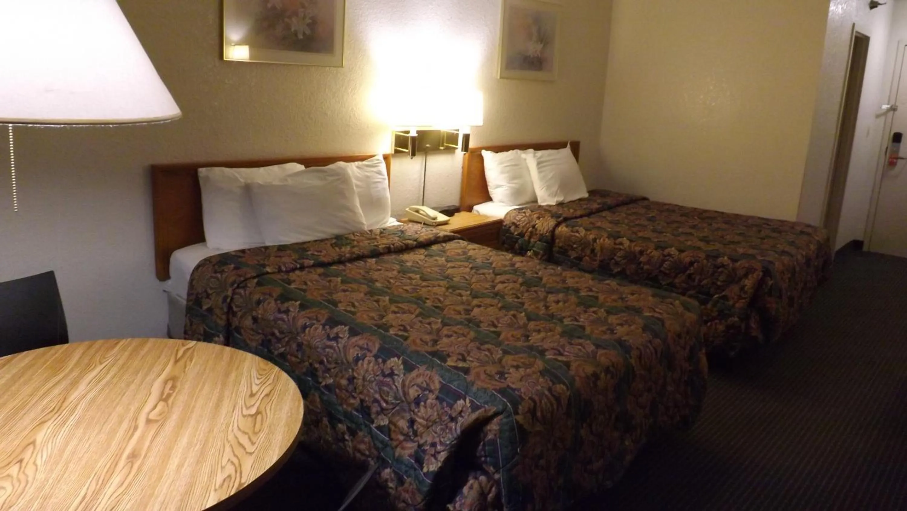 Double Room with Two Double Beds - Smoking in KCI Lodge