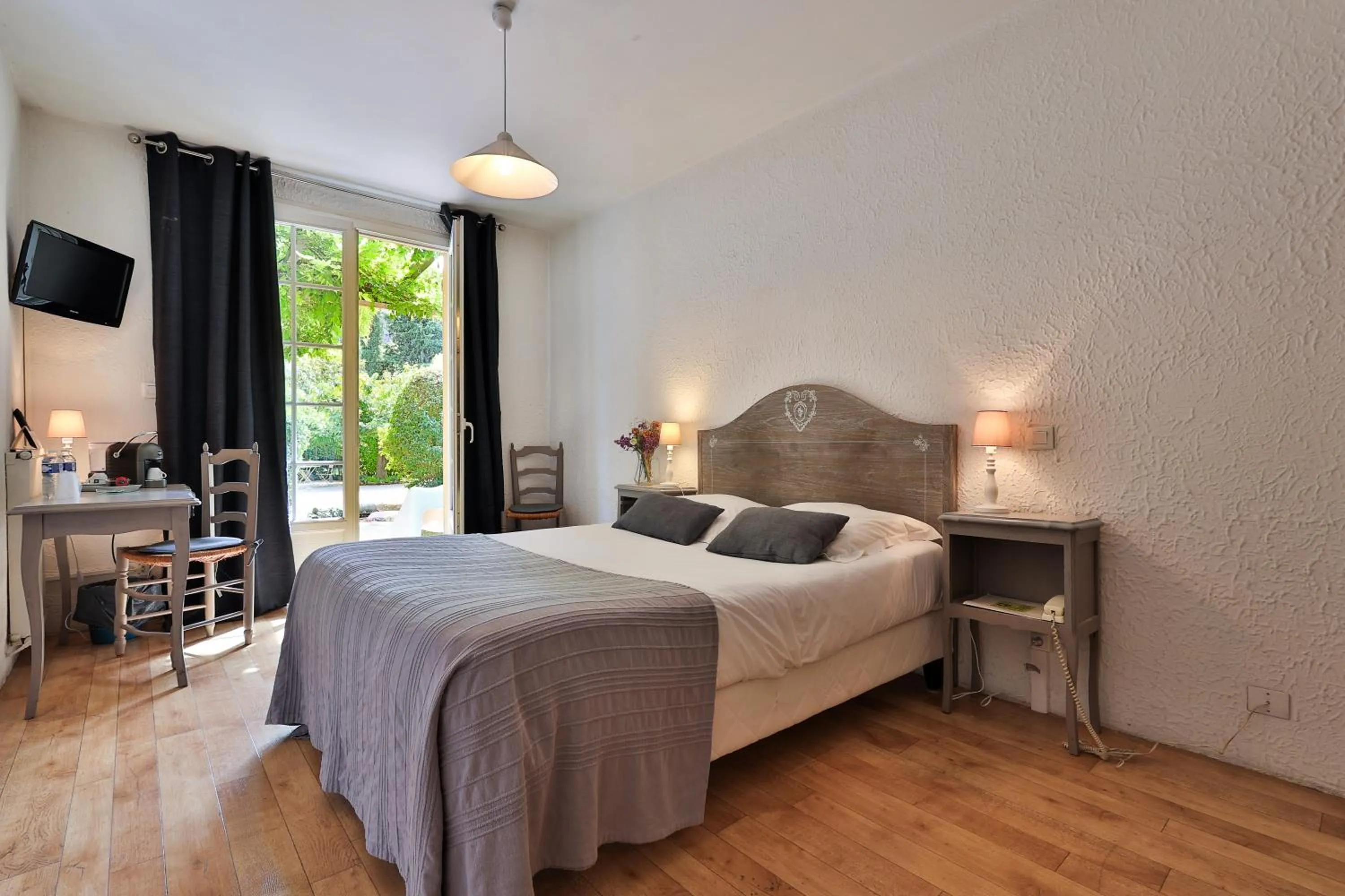 Double Room with Terrace in Logis Hôtel Castel Mouisson