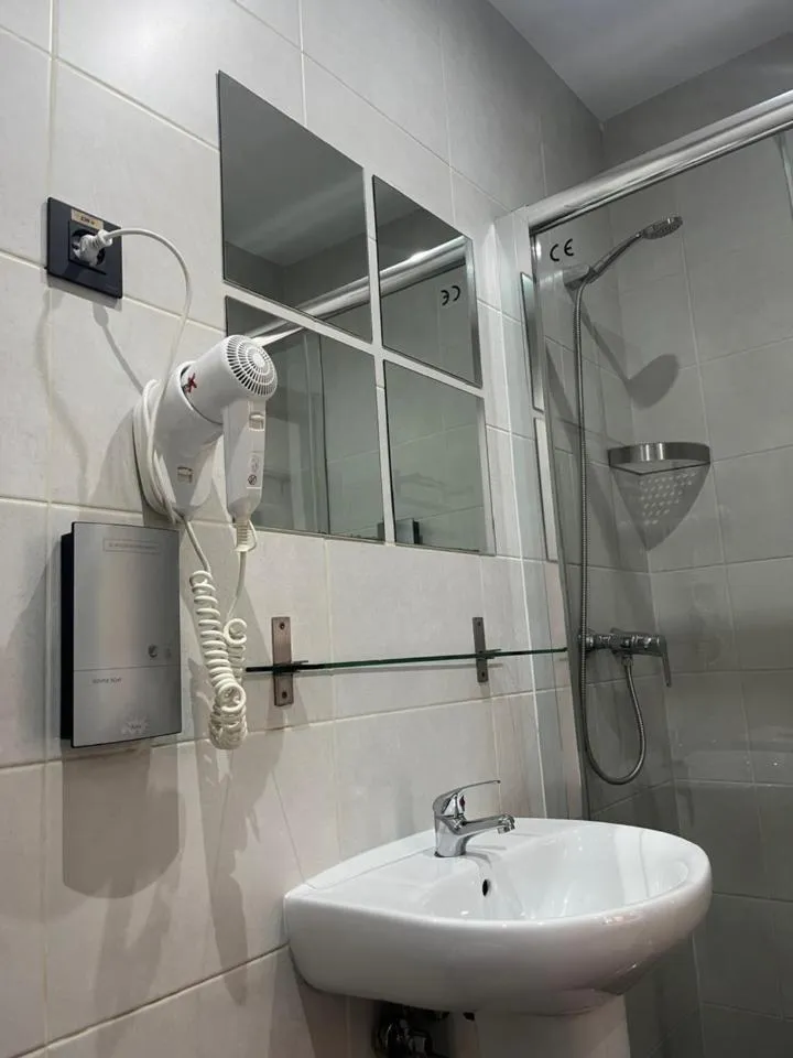 Twin Room in Hostal Abril Madrid