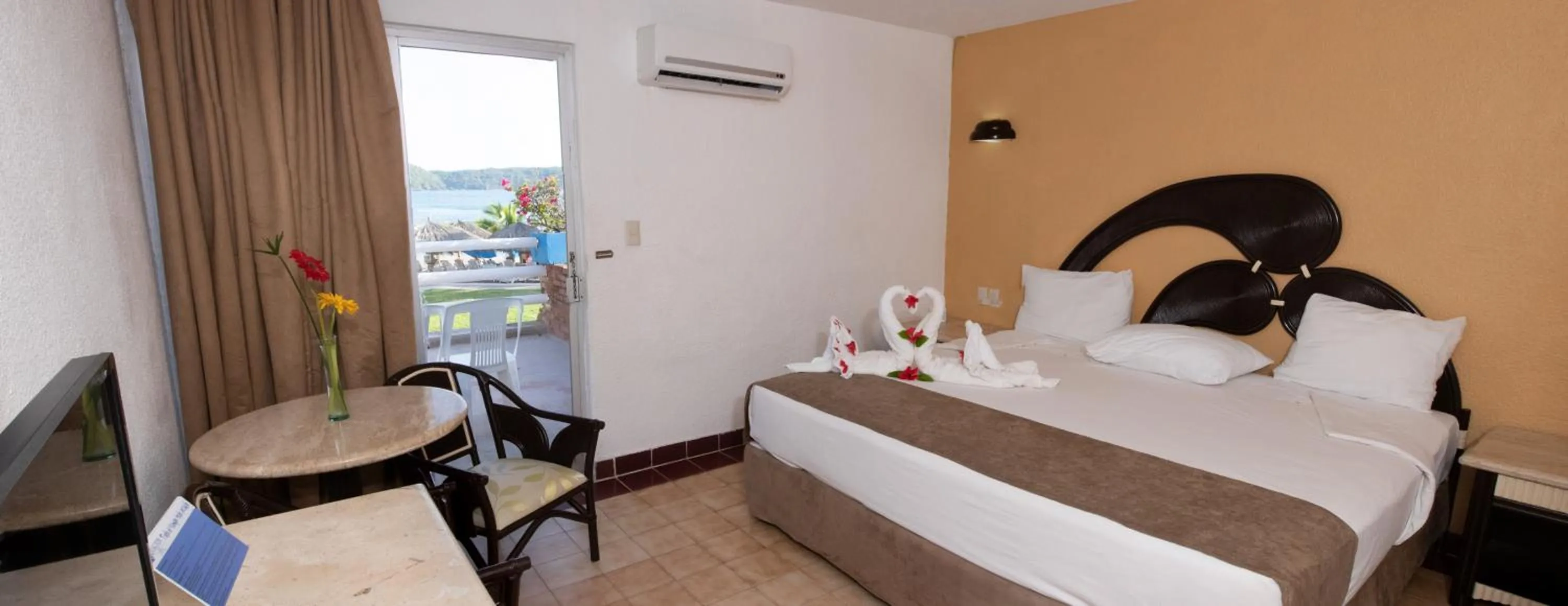 Double Room with Sea View in Qualton Club Ixtapa All Inclusive