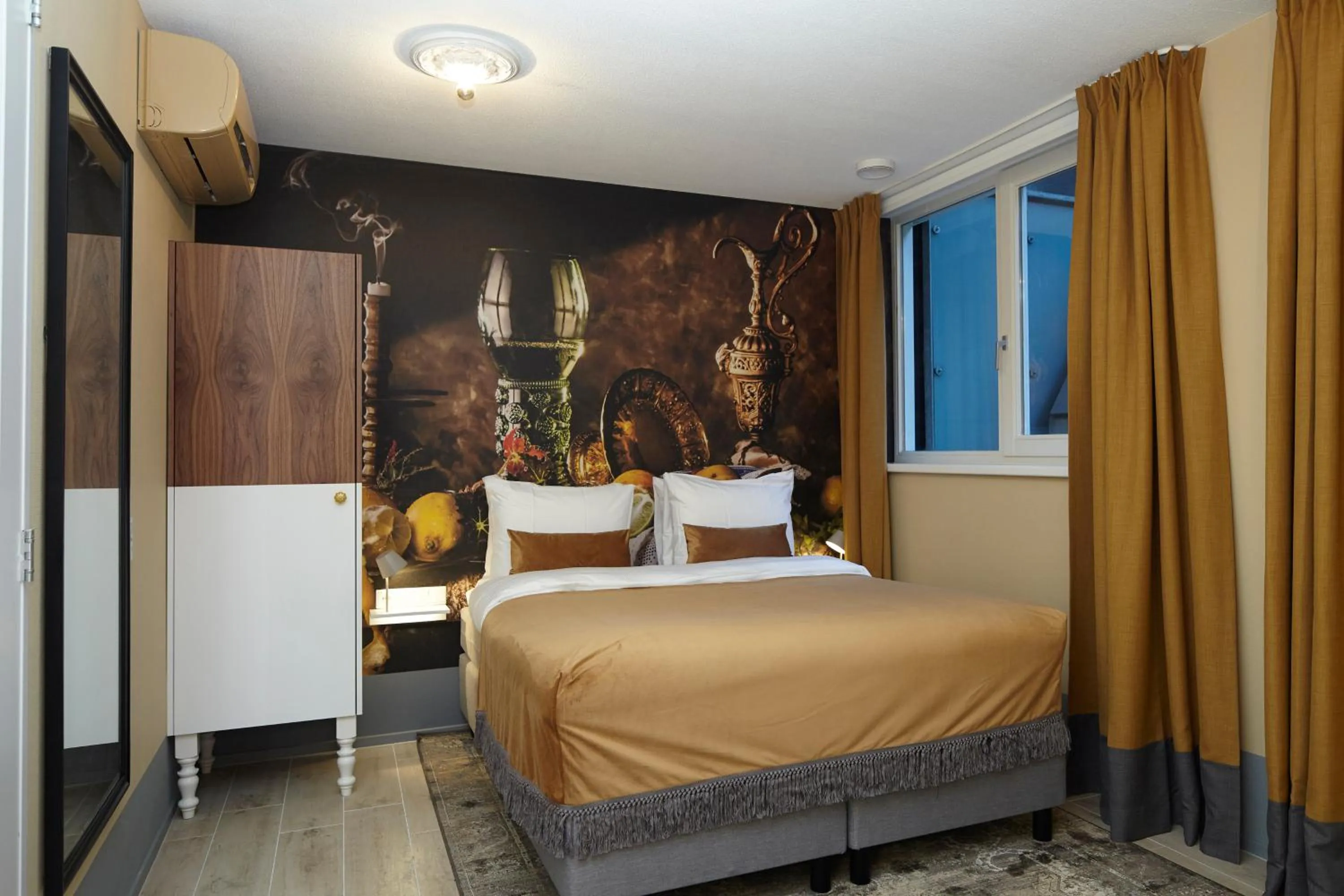 Comfort Double Room - Basement in The Muse Amsterdam - Boutique Hotel