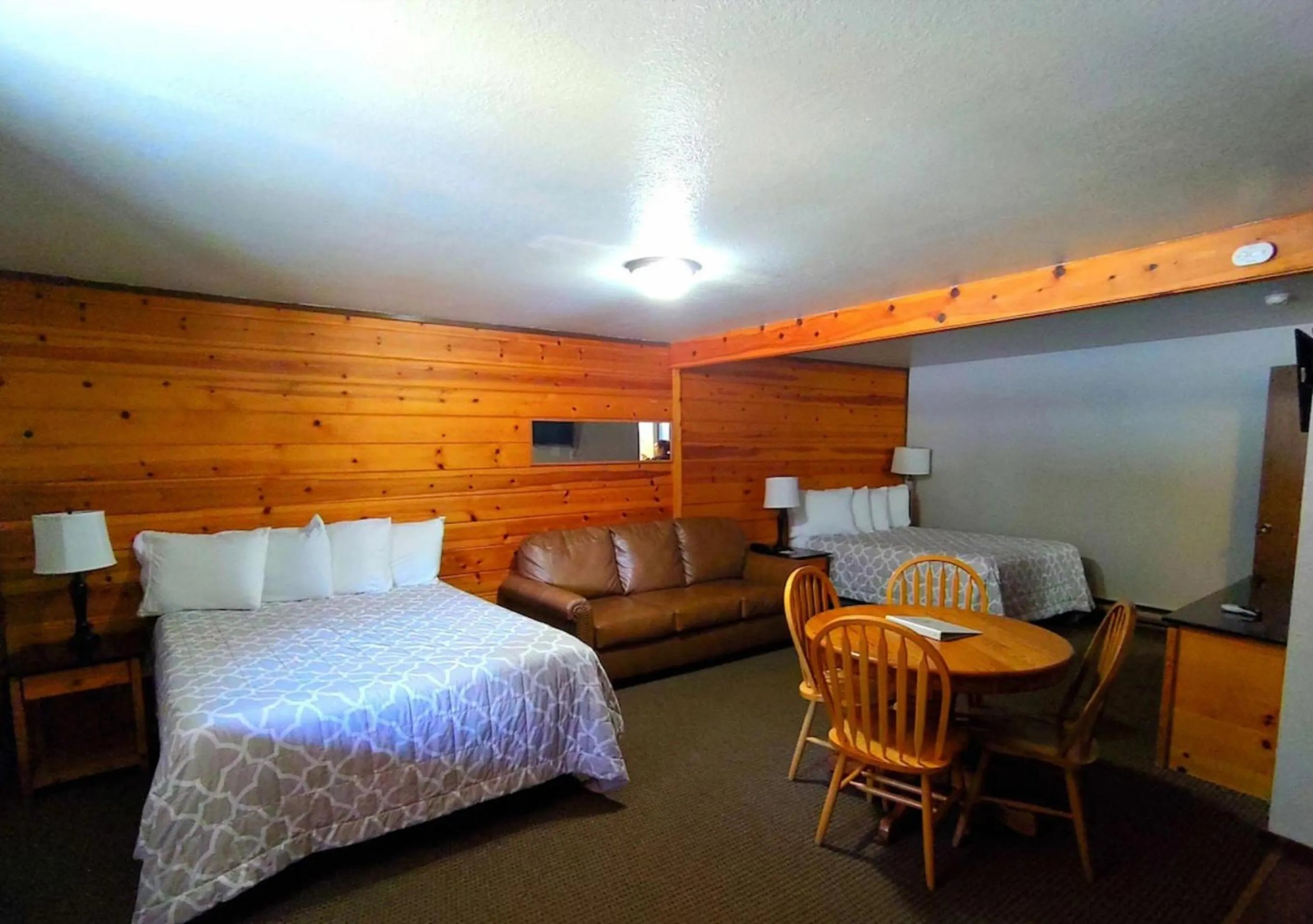 Deluxe Queen Bed in Packwood Inn