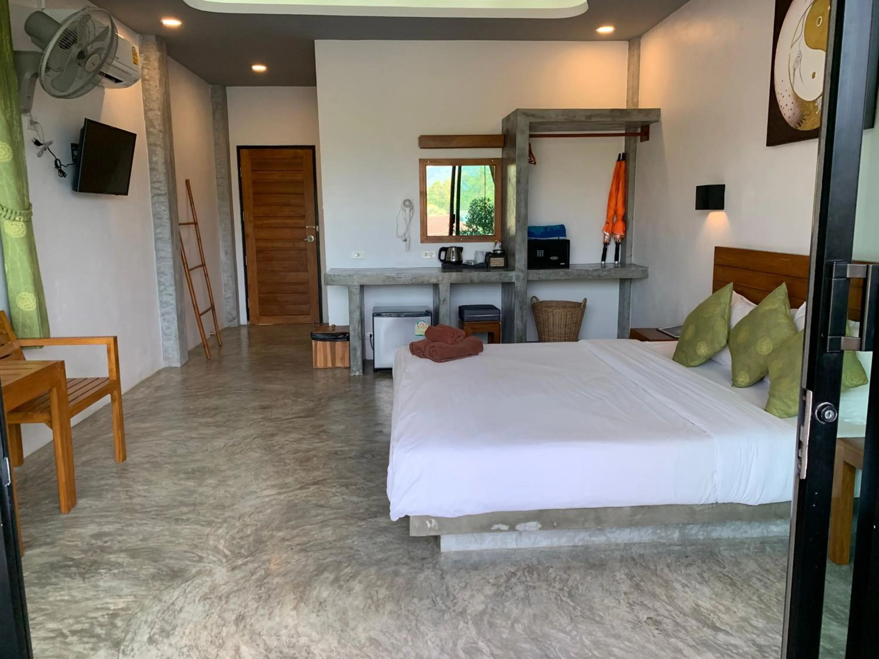 King Room with Balcony - single occupancy - Aircondition in Koh Tao Heritage