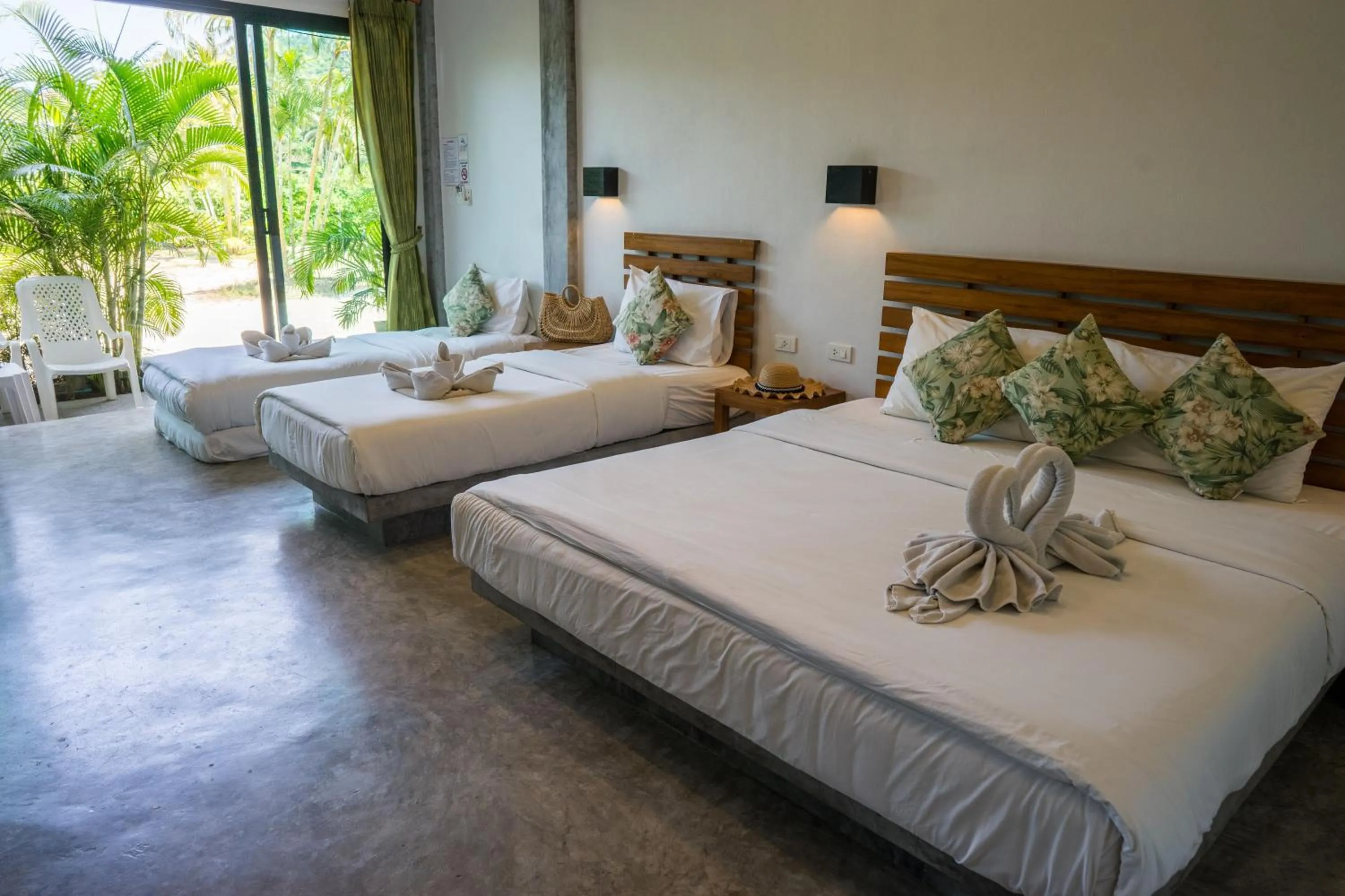 Deluxe Quadruple Room with Aircondition in Koh Tao Heritage