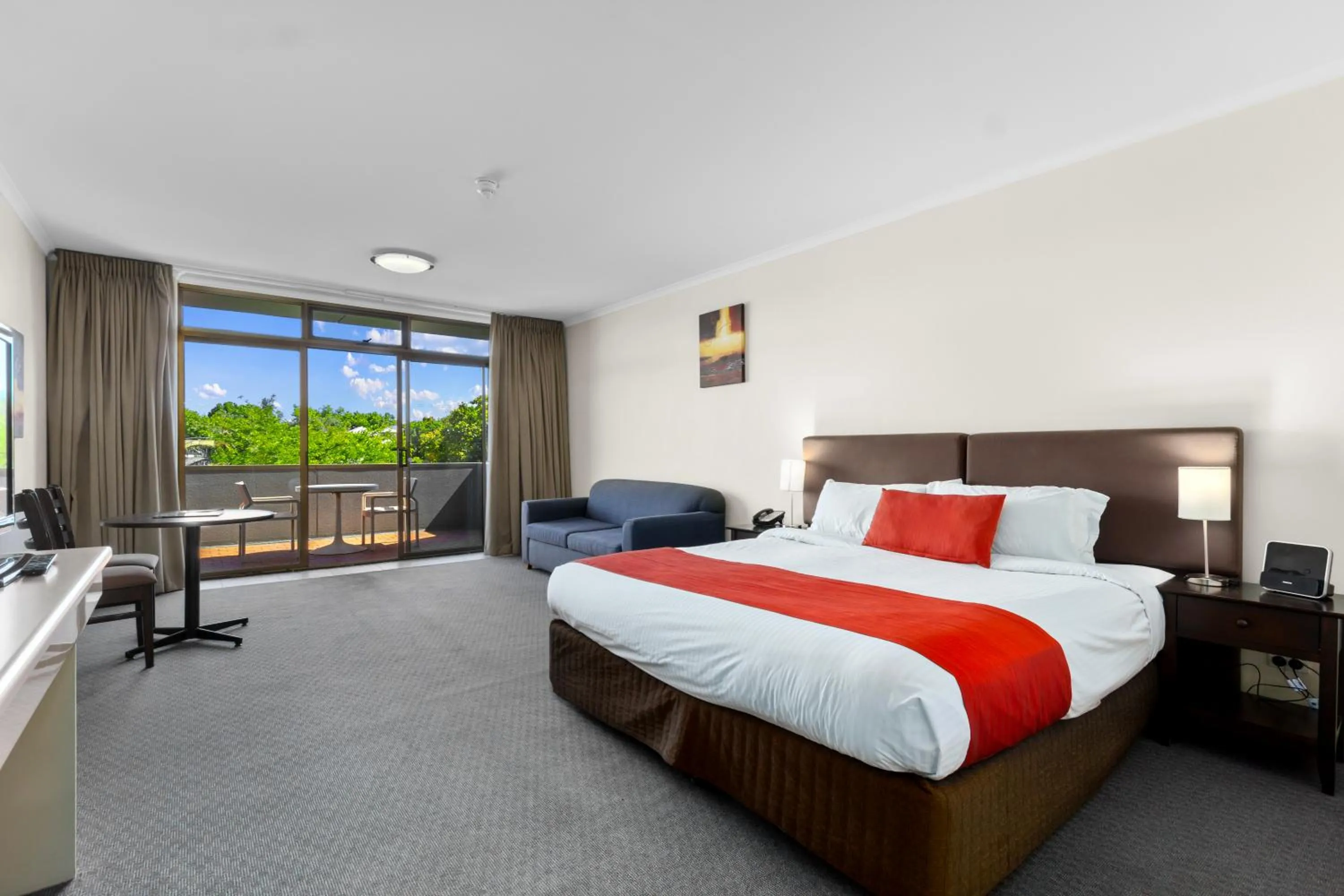 Executive Suite with Free Wifi and Parking in Comfort Hotel Adelaide Meridien