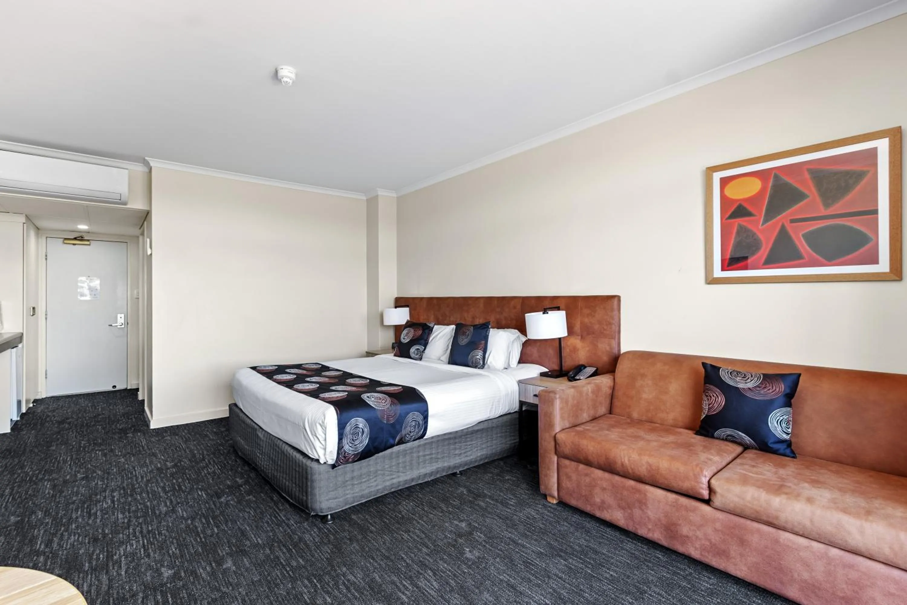 Superior King Room with Free Wifi and Parking in Comfort Hotel Adelaide Meridien