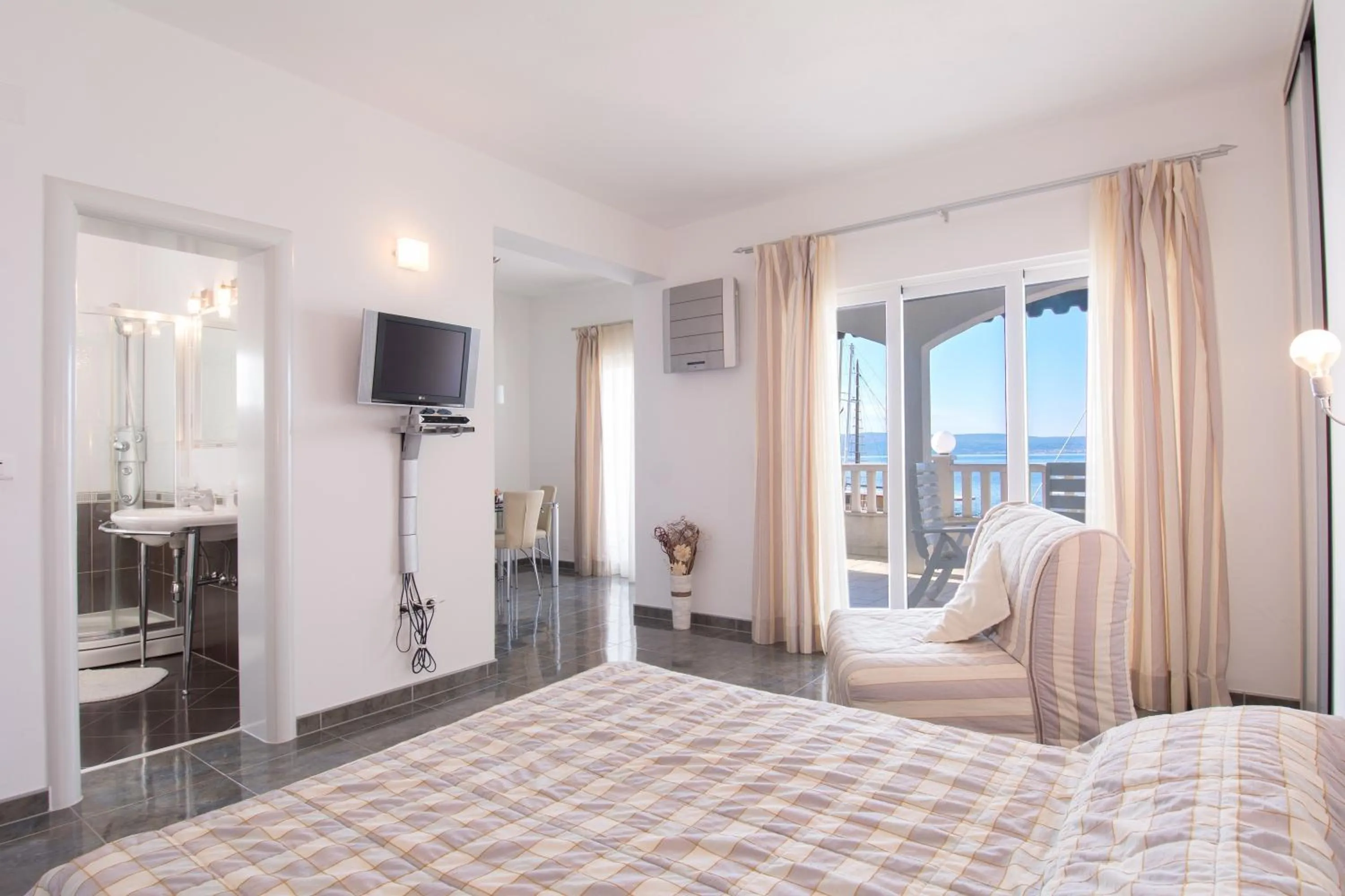 Bedroom, Bed in Duje