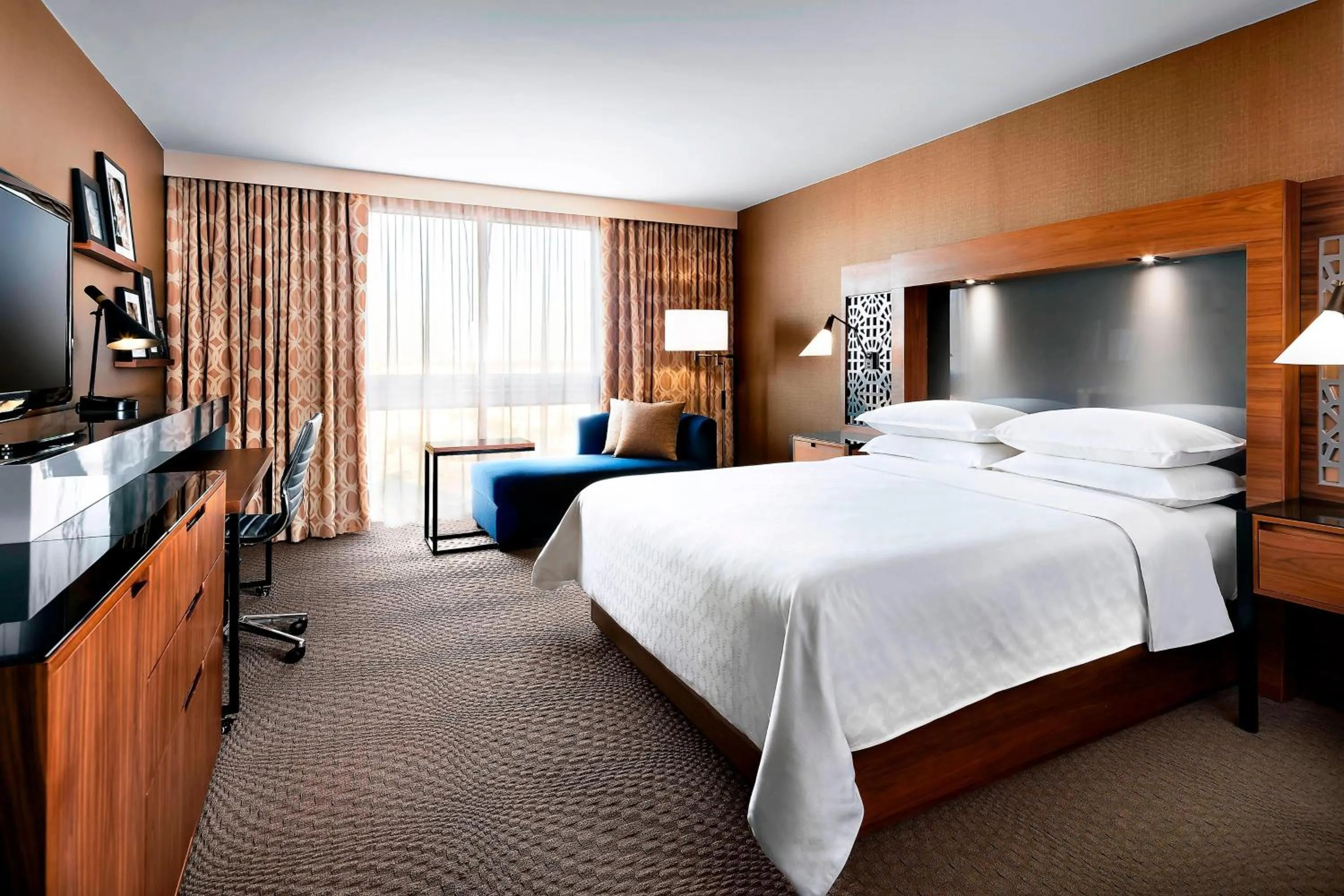 Larger Guest room, 1 King, Golf view, High floor in Sheraton Toronto Airport Hotel & Conference Centre