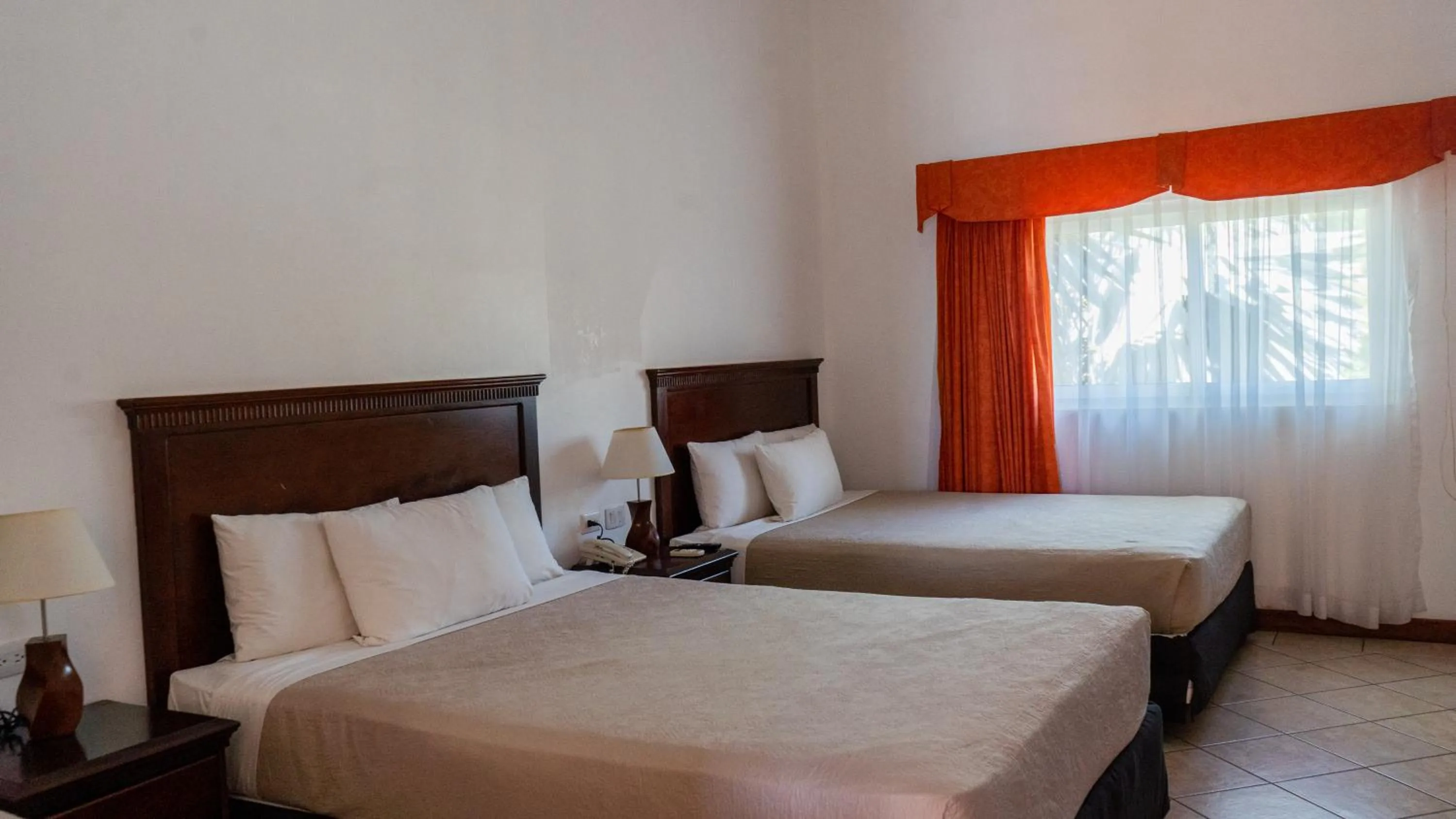 Standard Twin Room in Hotel Cayman Suites