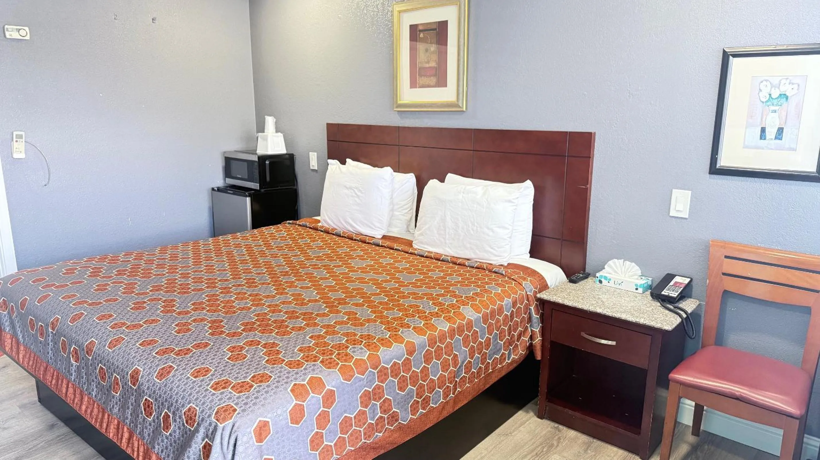 King Room - Disability Access in Fireside Inn By The Beach Boardwalk & Bowling