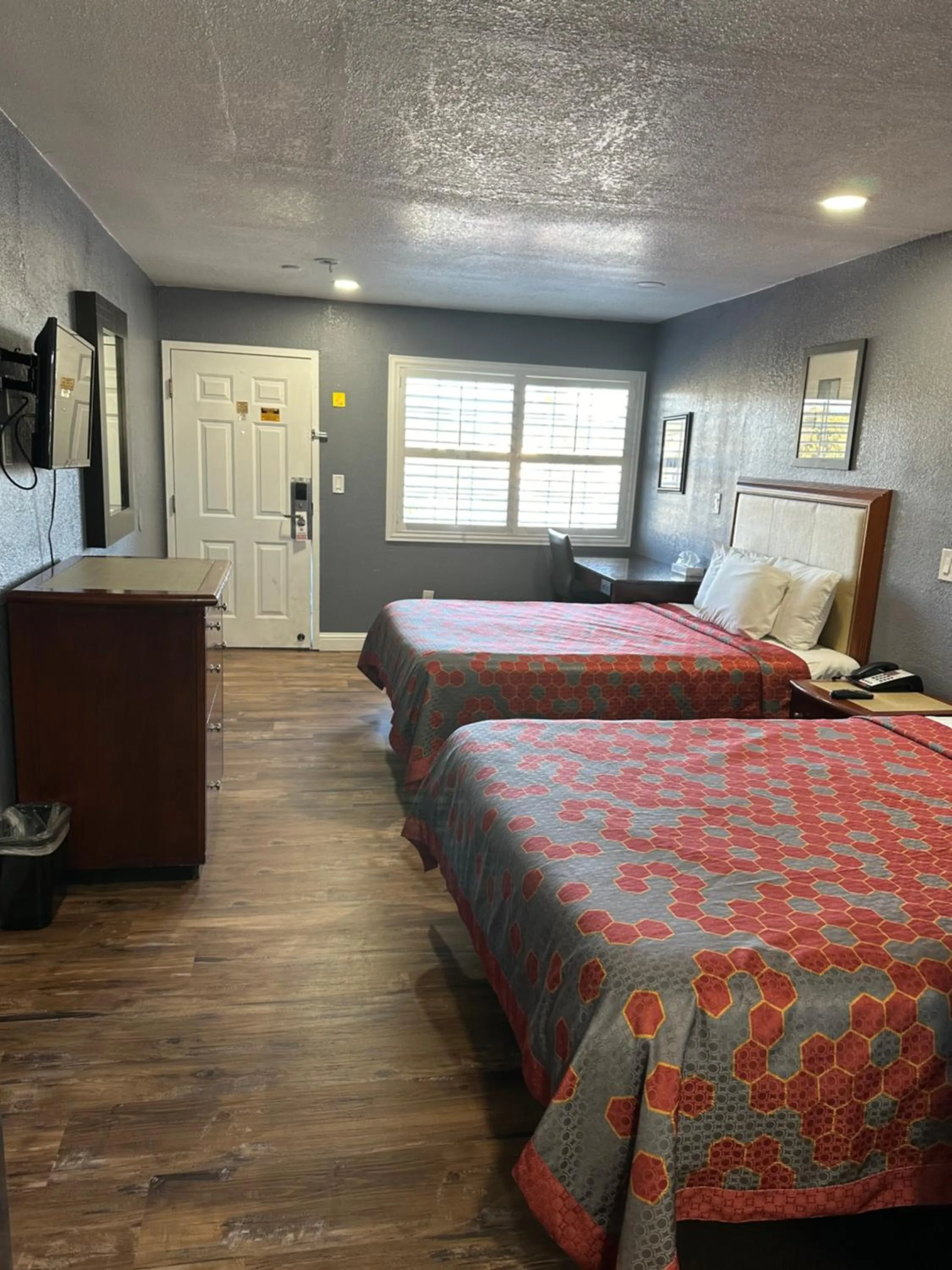 Queen Room with Two Queen Beds in Fireside Inn By The Beach Boardwalk & Bowling