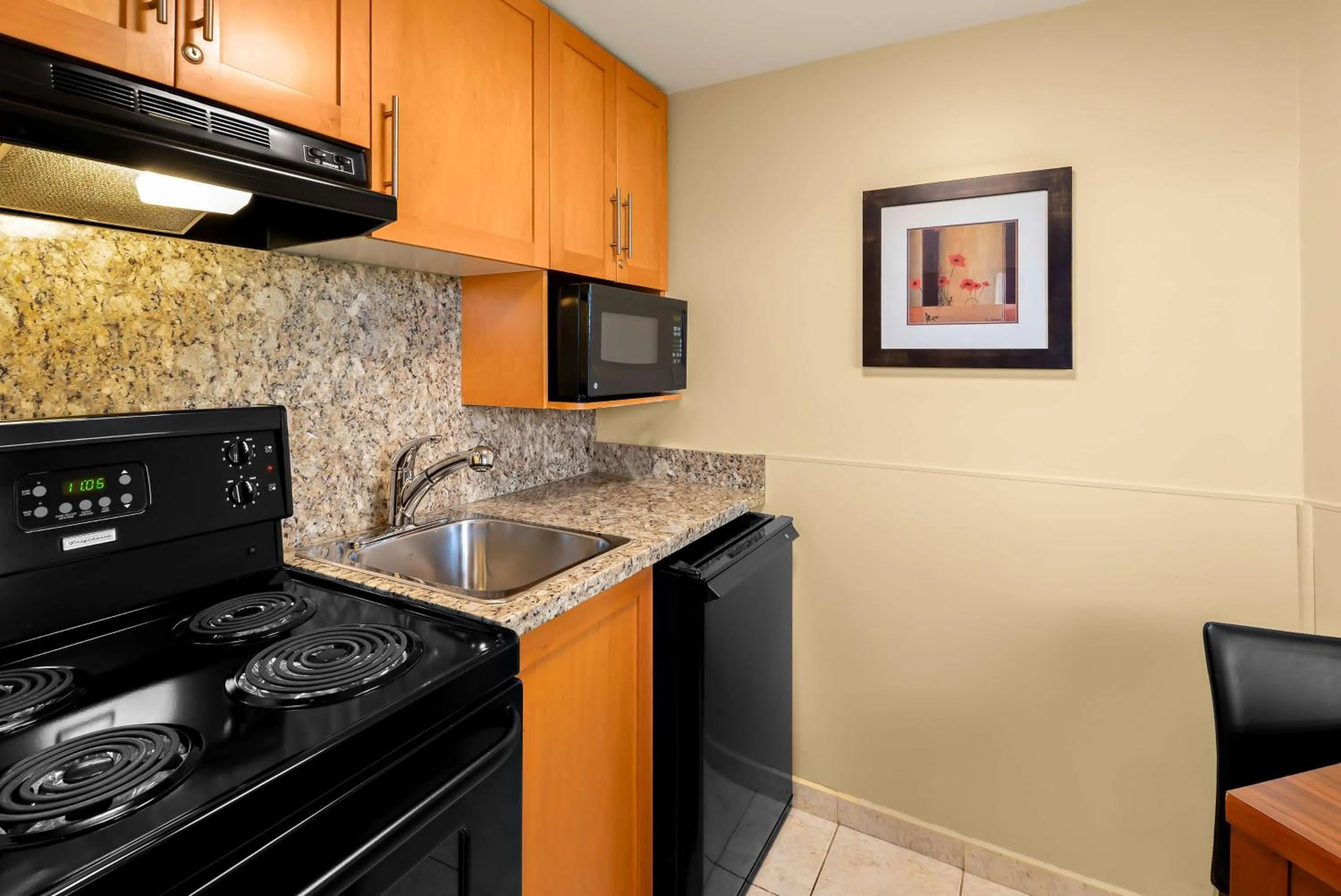 Queen Room with Two Queen Beds with Balcony - Non-smoking in Best Western PLUS Inner Harbour Hotel