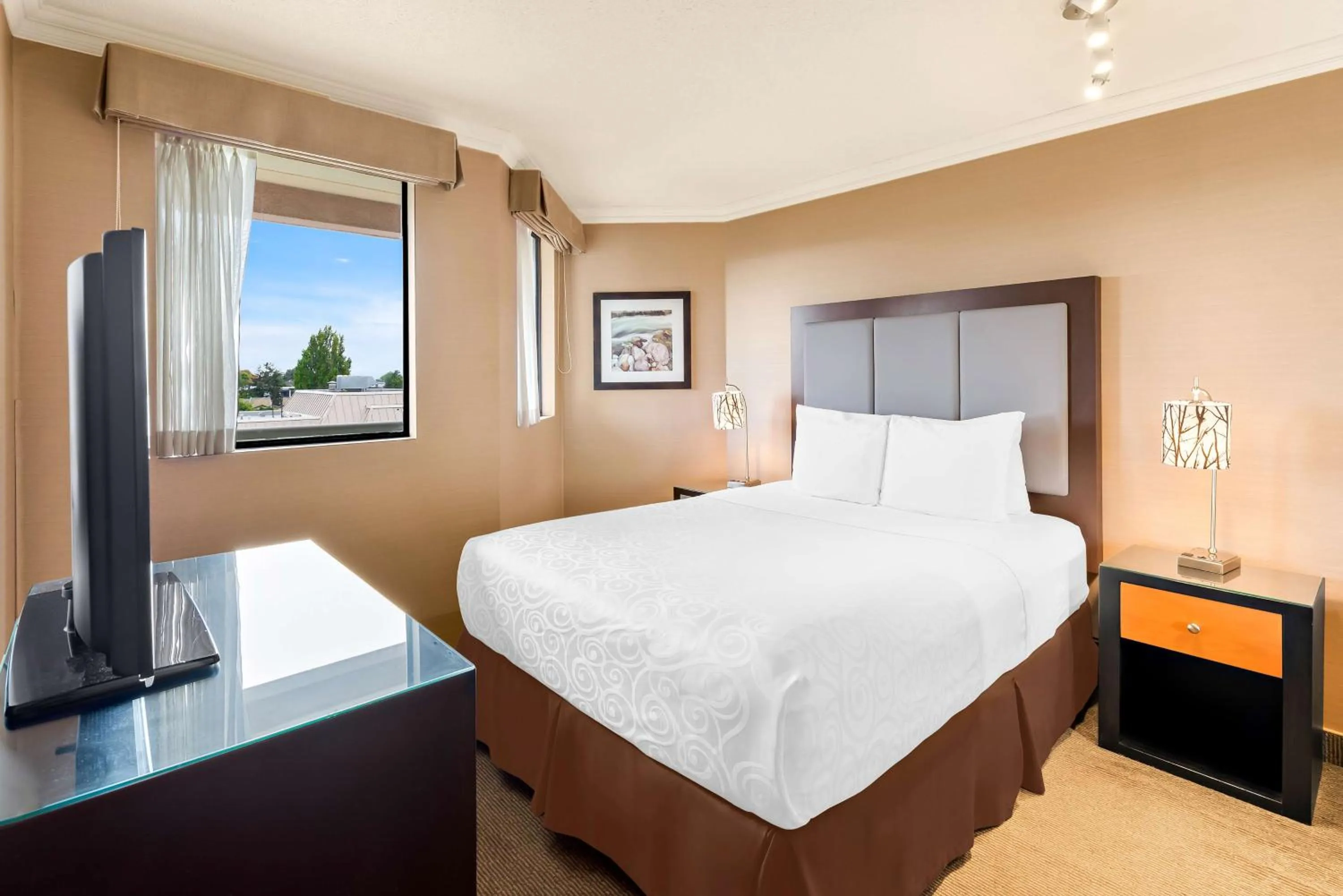 Deluxe One-Bedroom Queen Suite with Kitchenette - Non-smoking in Best Western PLUS Inner Harbour Hotel