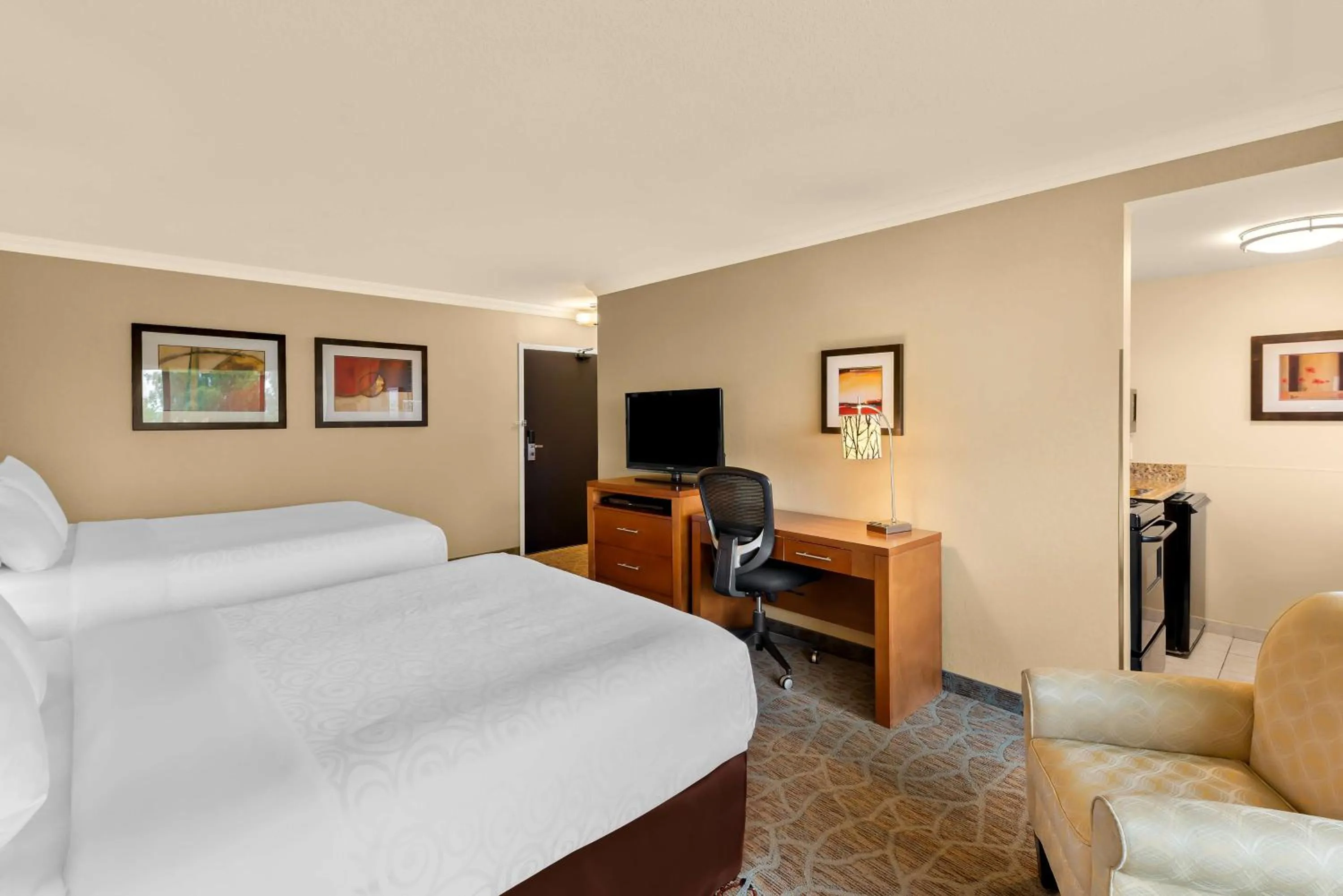 Queen Room with Two Queen Beds with Partial Harbor View and Balcony in Best Western PLUS Inner Harbour Hotel